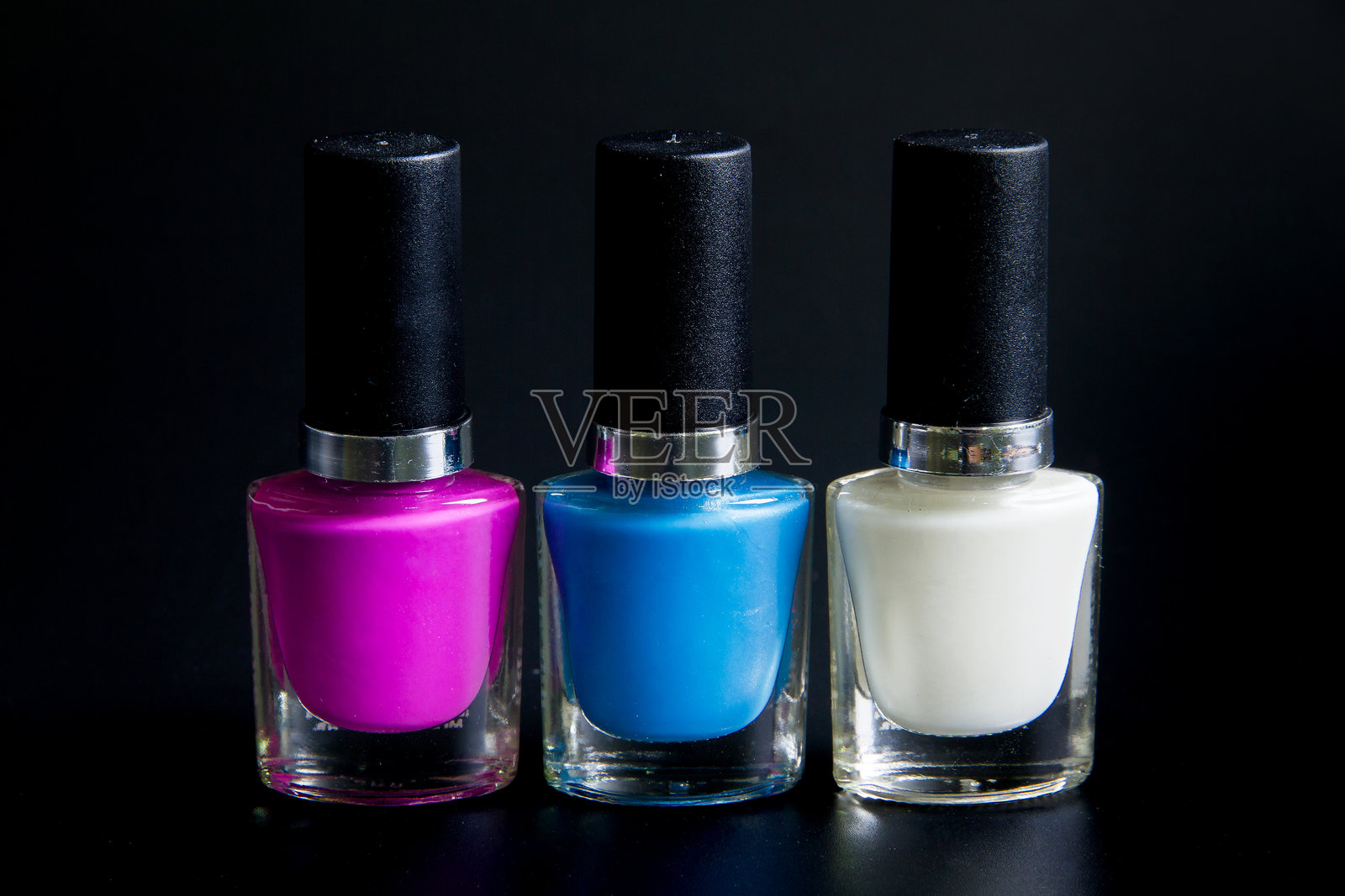 黑色背景上的指甲油瓶照片摄影图片
