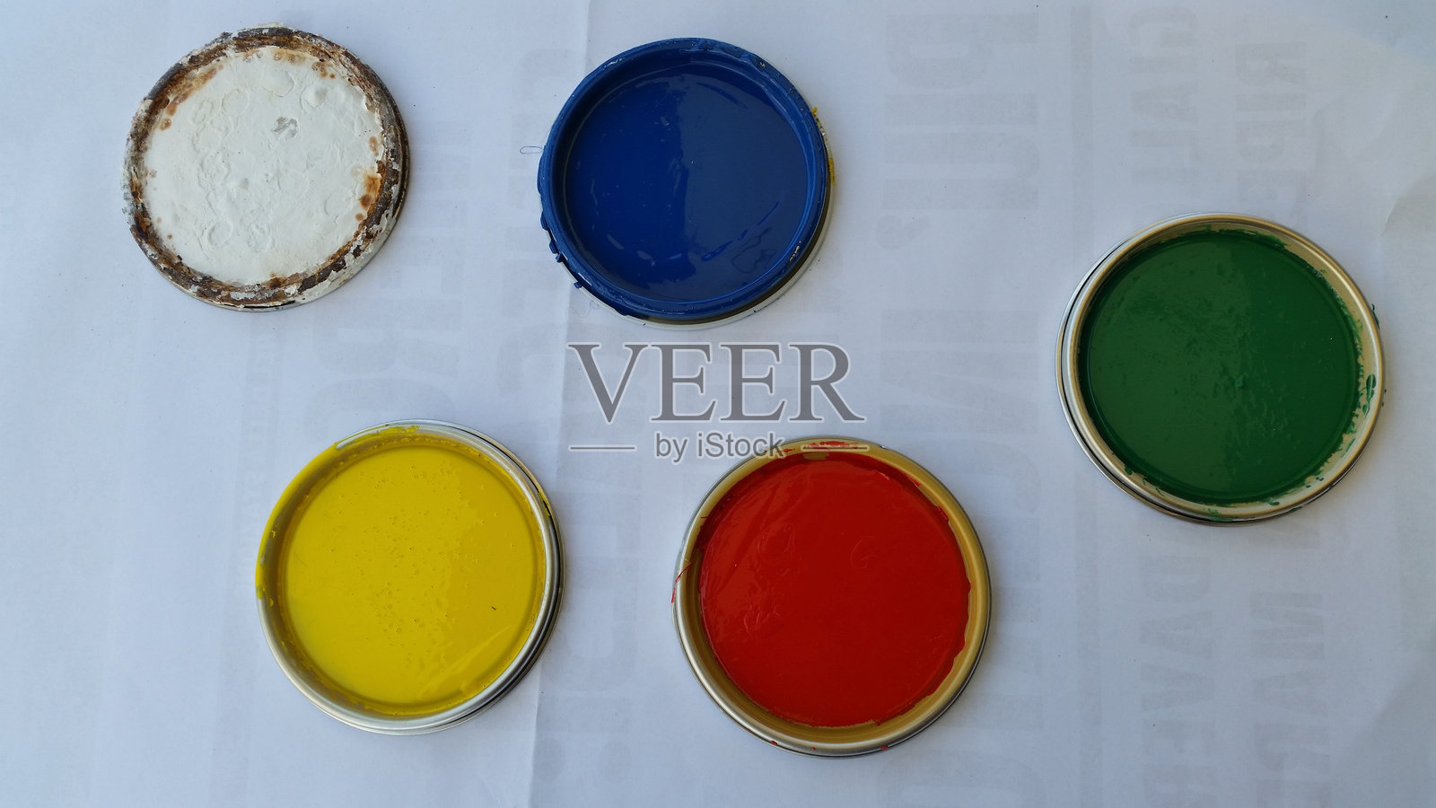 从上方直接拍摄的桌子上五颜六色的颜料盖照片摄影图片