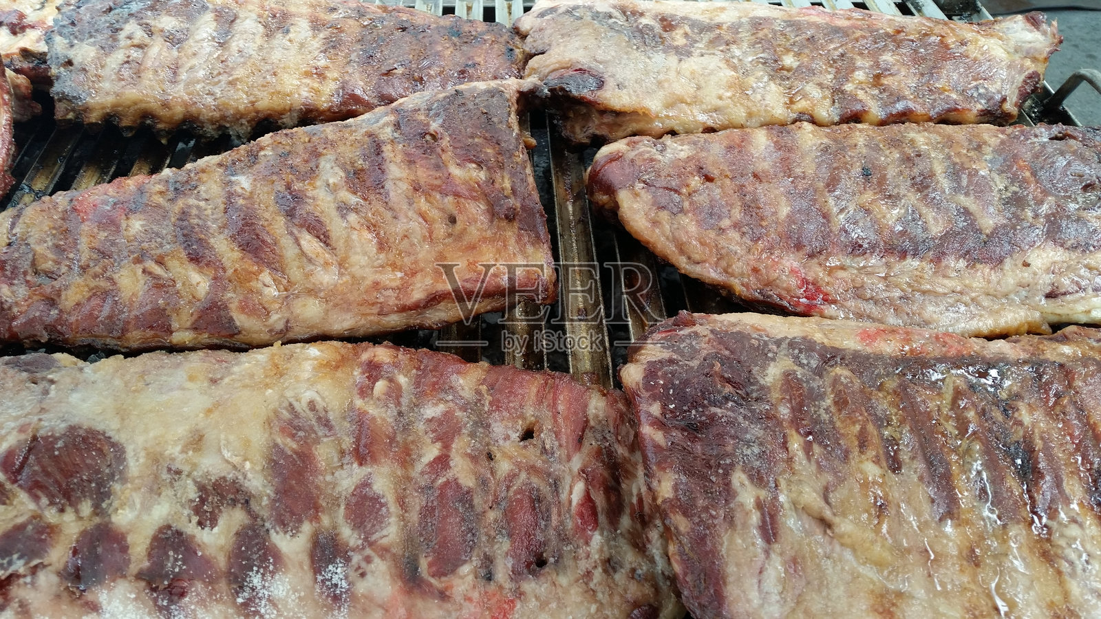 烤架上肉类的特写镜头照片摄影图片