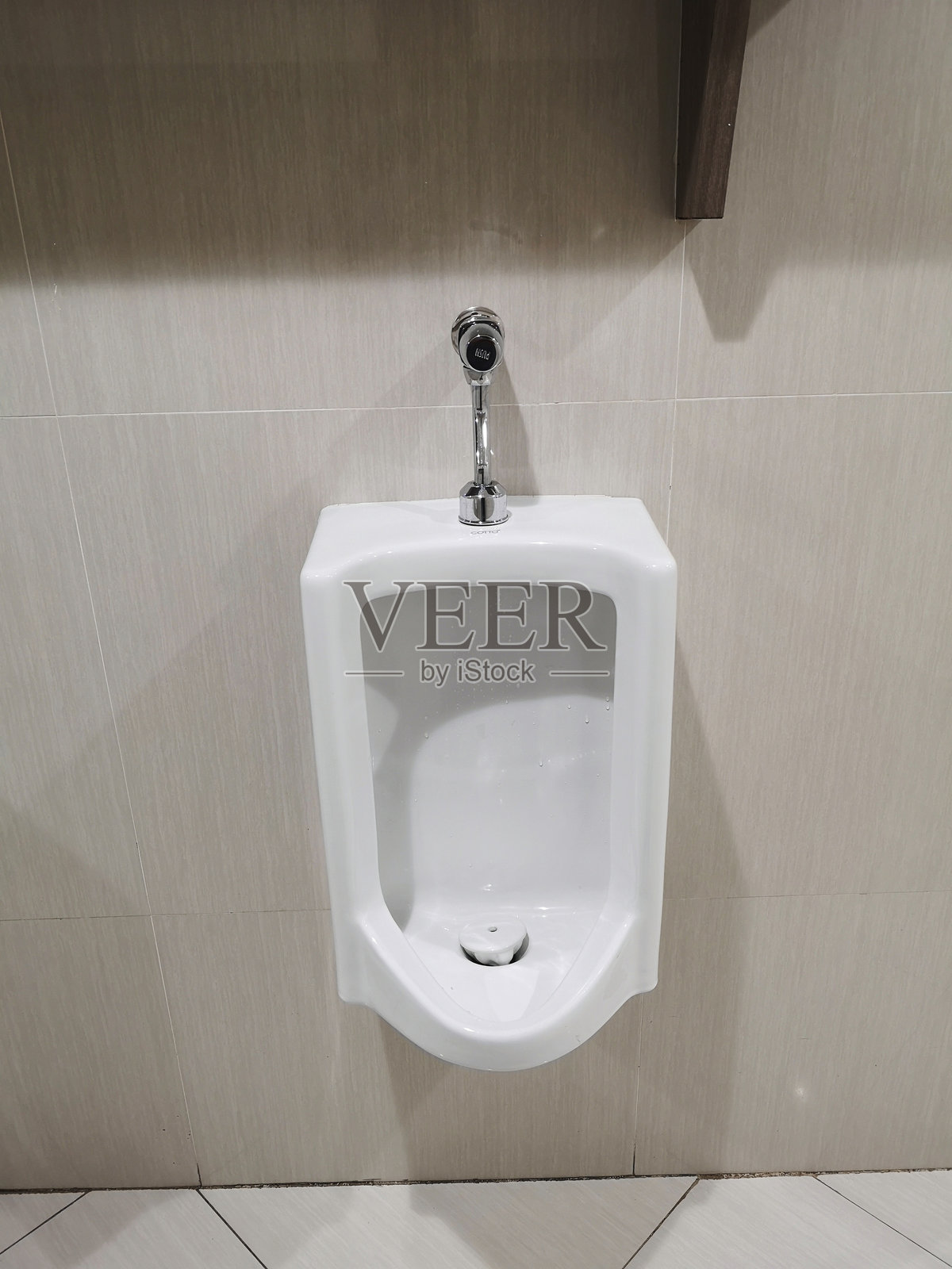 浴室内小便池的特写照片摄影图片