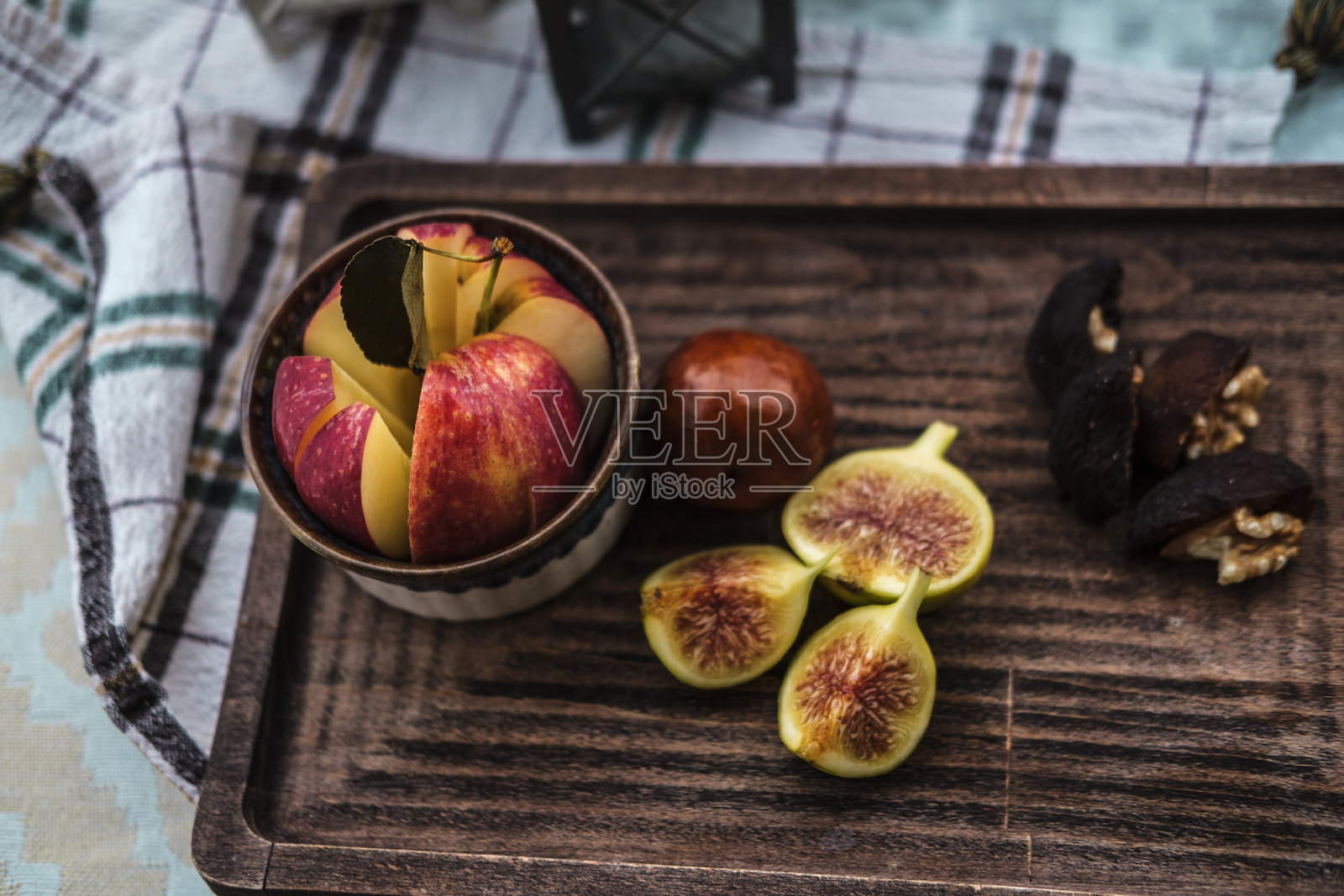 秋天，秋季下午小吃，新鲜切开的苹果配叶子，无花果，干果照片摄影图片