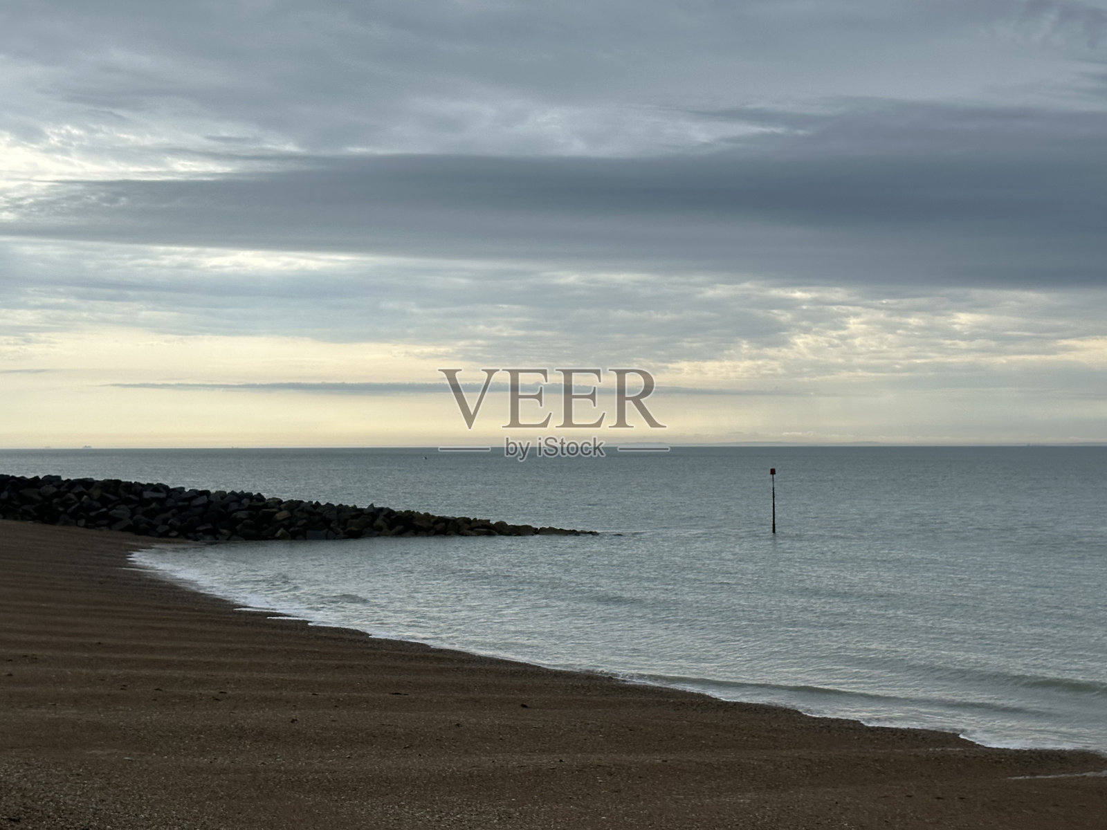 2023年7月，英国福克斯通美人鱼海滩的多云日出照片摄影图片