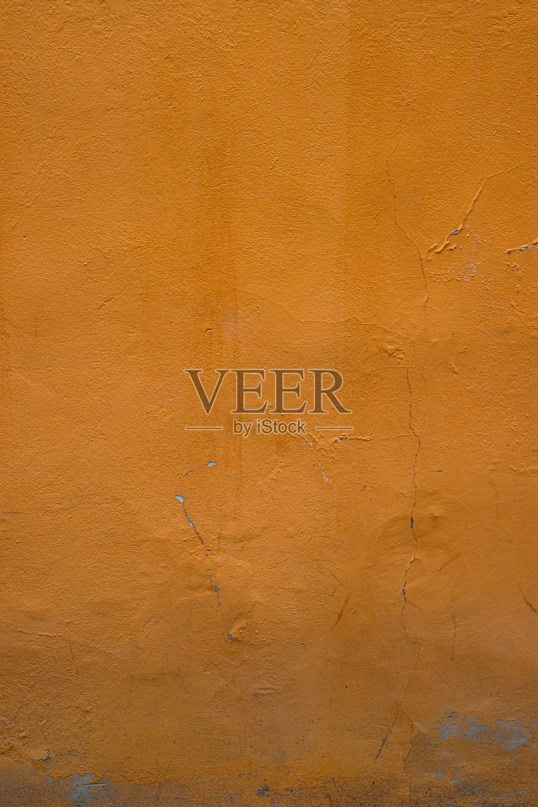 橙色墙壁的特写，展示其纹理和自然瑕疵，适合背景和设计项目，垂直图像展示了城市衰败的乡土气息和生动元素。照片摄影图片