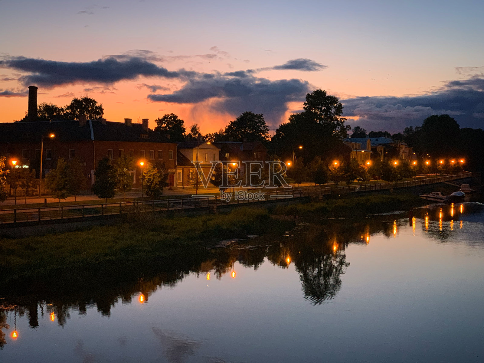 爱马乔基河和塔尔图的苏皮林社区的日落，塔尔图，塔尔图马，爱沙尼亚，2019年9月照片摄影图片