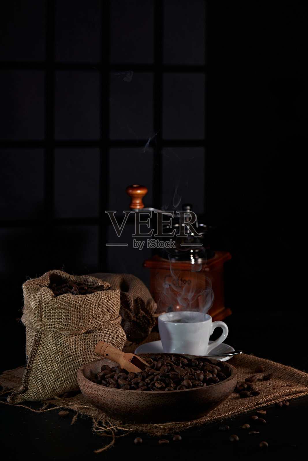 黑色背景上的咖啡研磨机放在托盘上照片摄影图片