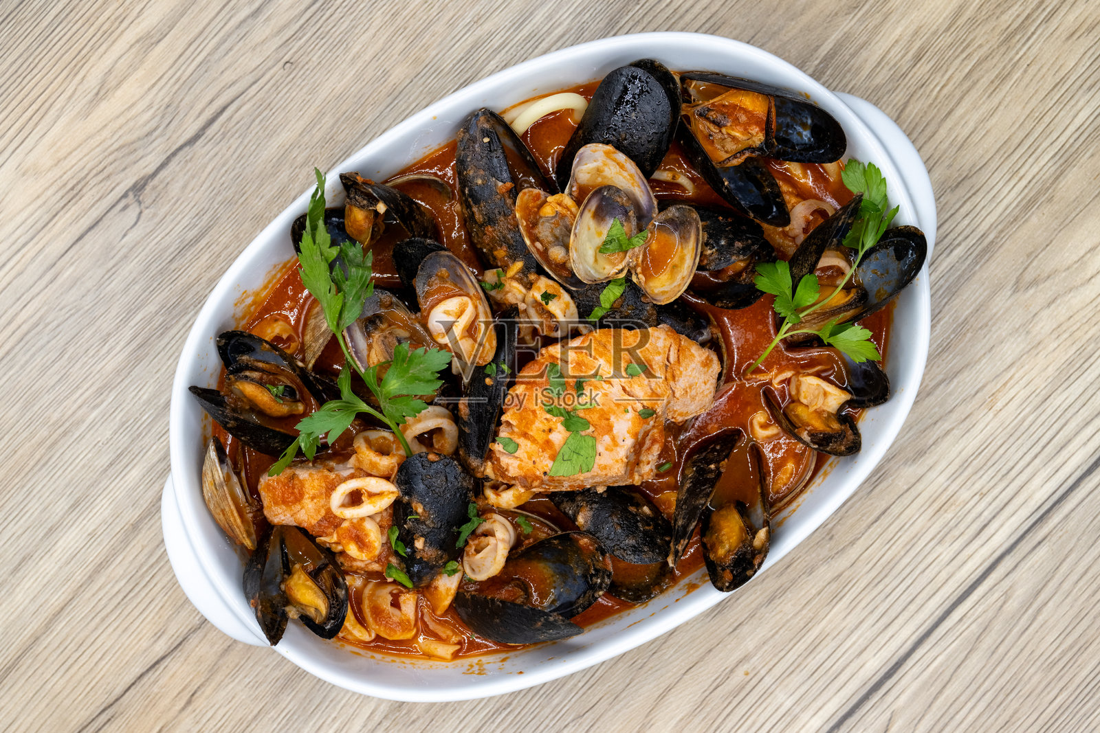 意大利菜肴完美的摆盘。照片摄影图片