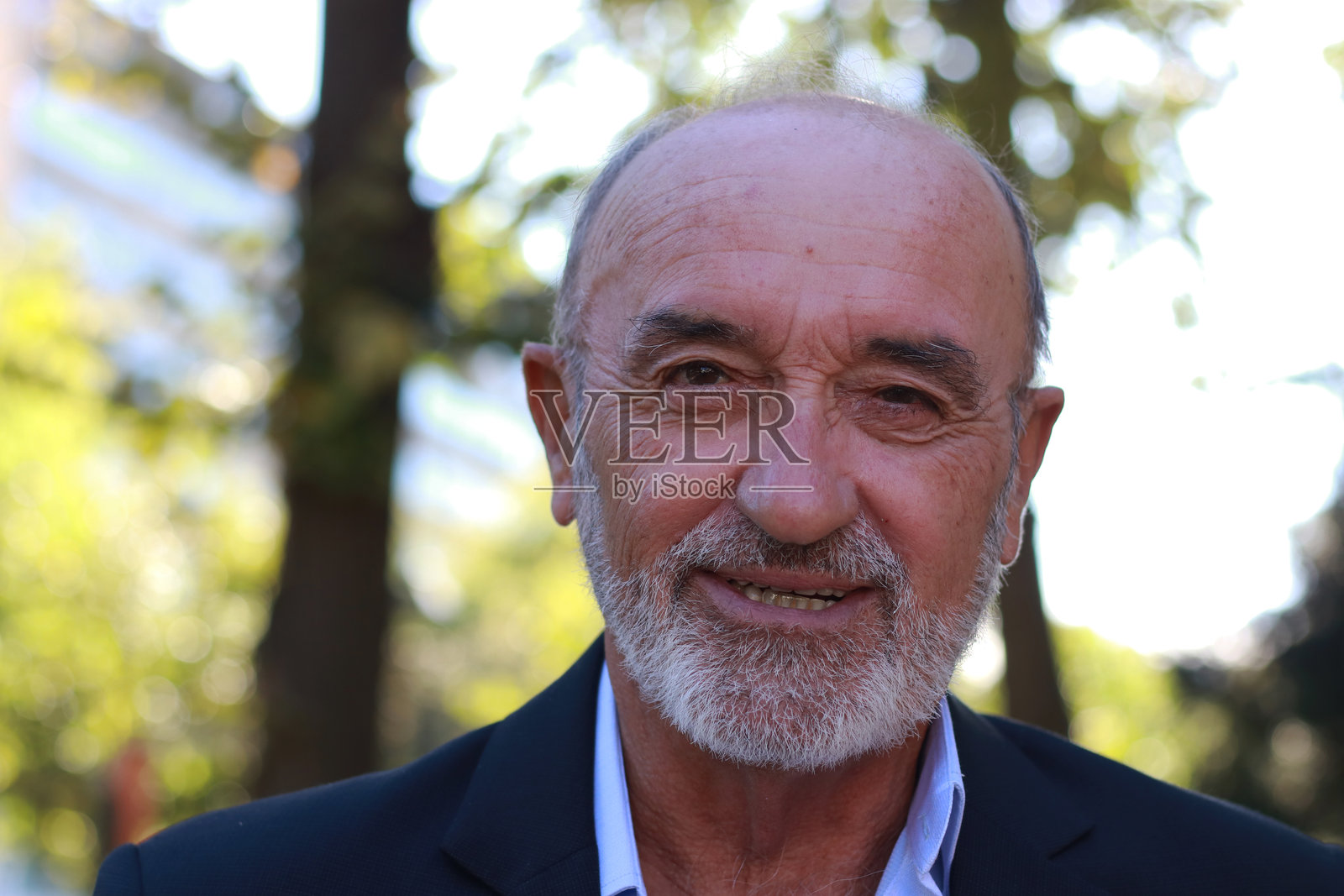 街头老人的面部表情照片摄影图片