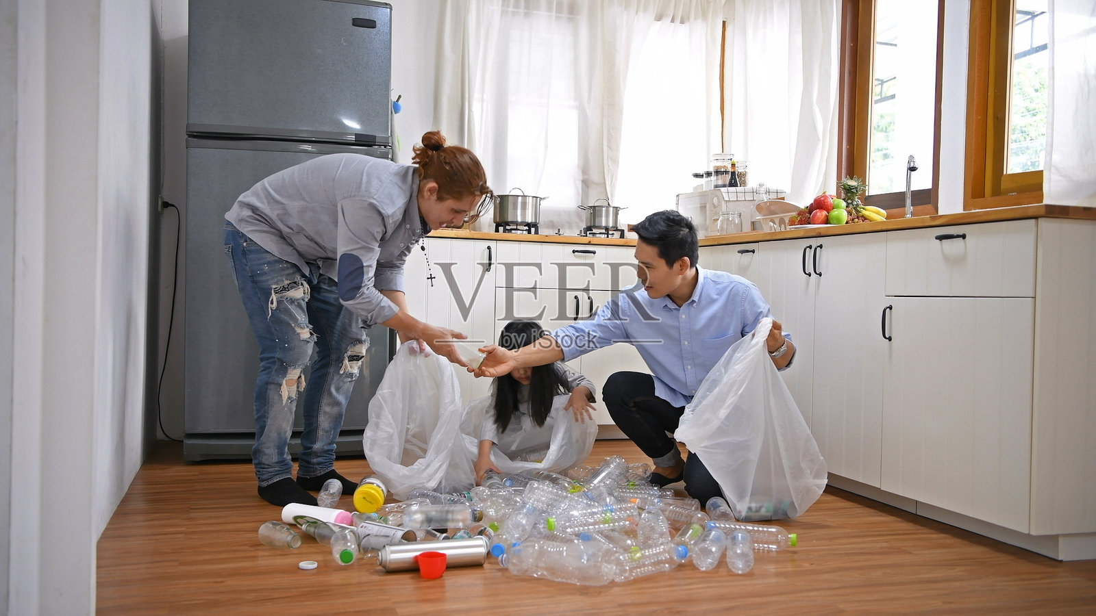 家庭在家中厨房工作照片摄影图片