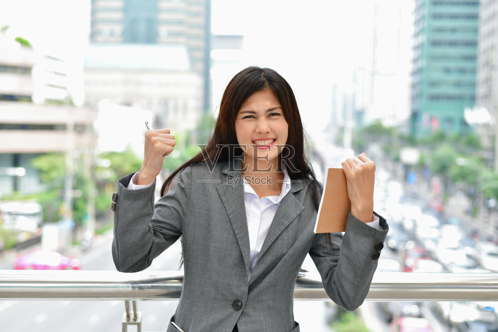 商务女性站在栏杆旁的肖像照片摄影图片