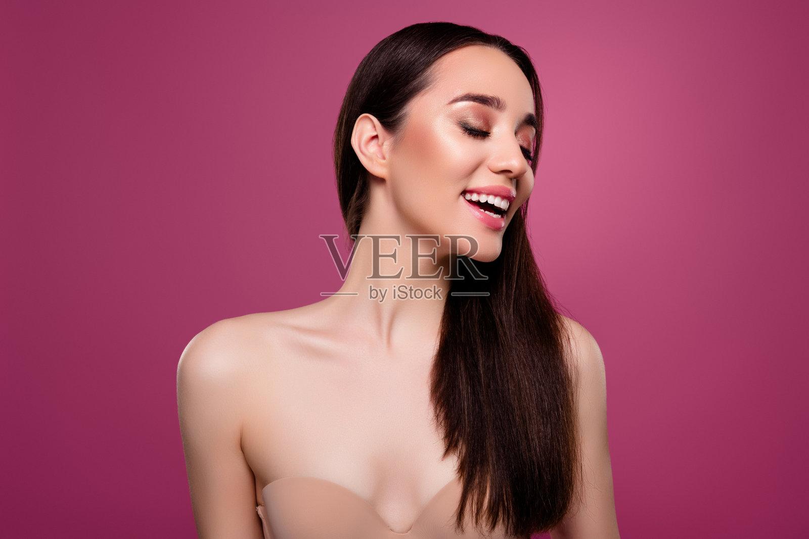 快乐女孩露齿而笑，感到孤独，背景为柔和的色彩照片摄影图片