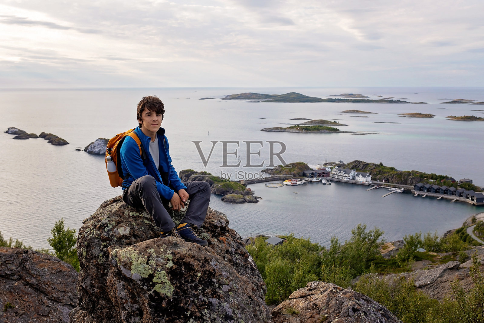 带着孩子和宠物的家庭在挪威森雅岛的Sukkertoppen小径上远足照片摄影图片