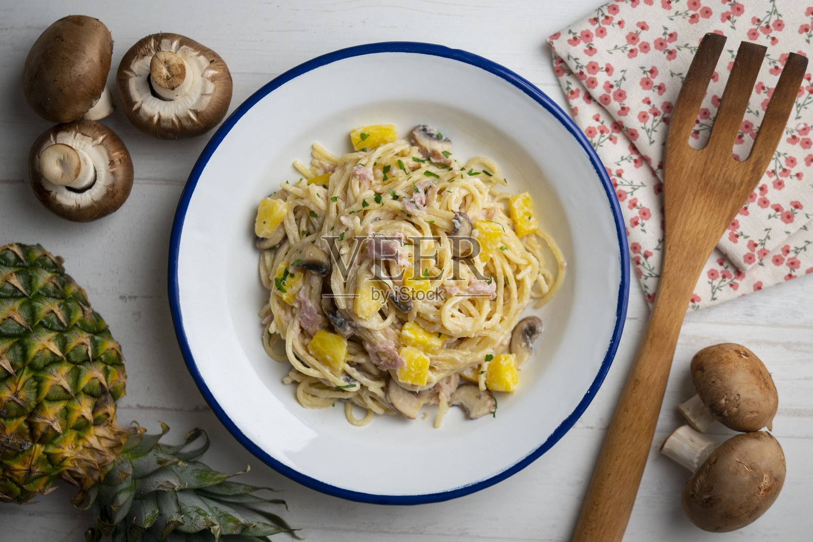 菠萝火腿奶油酱意大利面。装饰的桌面俯视图。照片摄影图片
