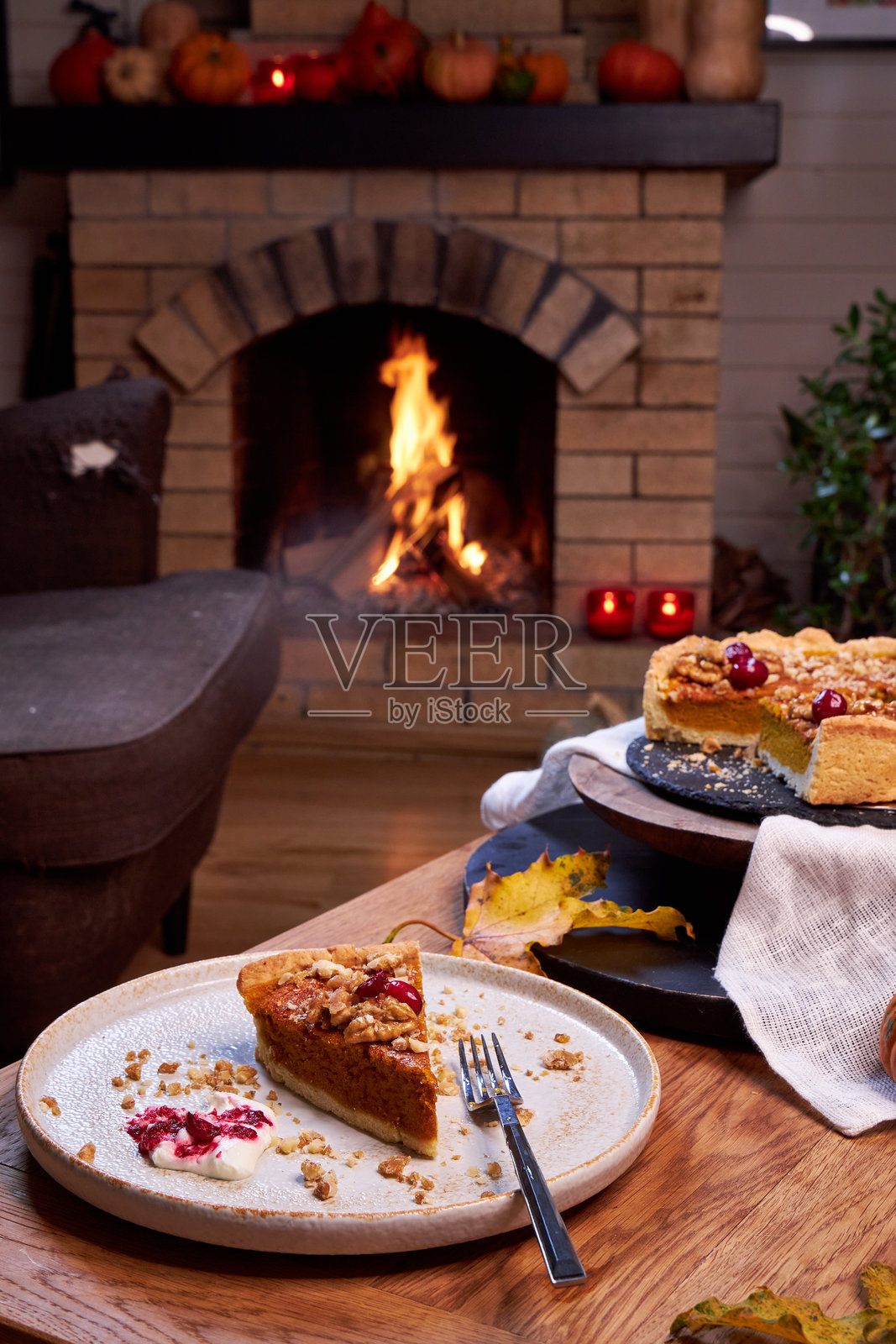 壁炉前的一片南瓜派照片摄影图片