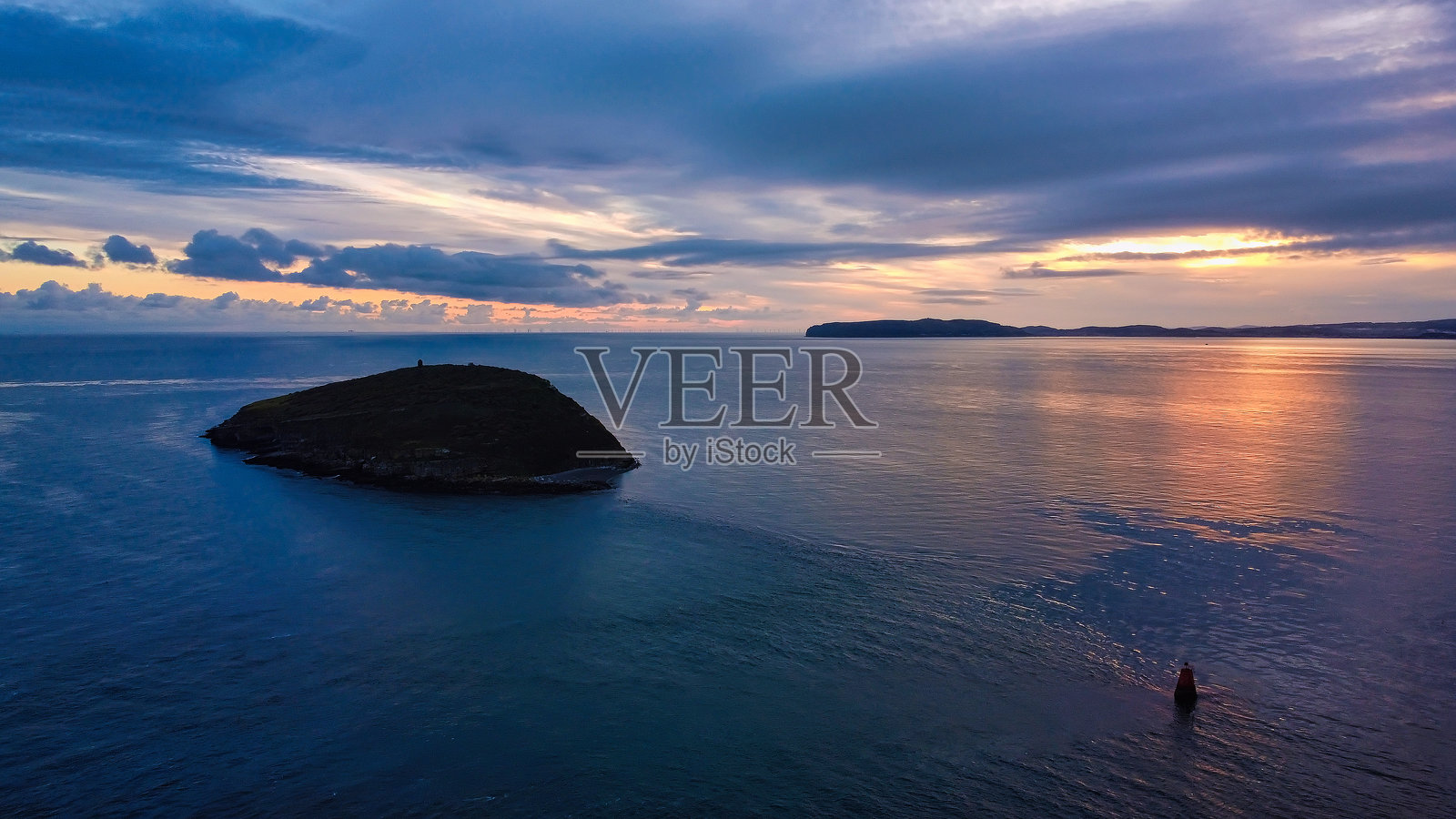 威尔士安格尔西岛朗戈德的海雀岛日出航拍景观照片摄影图片