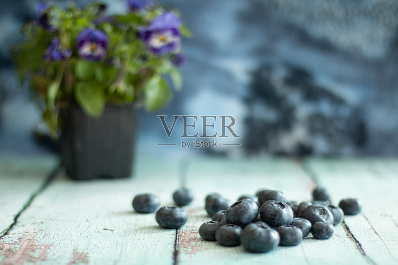 乡村桌子上的蓝莓照片摄影图片