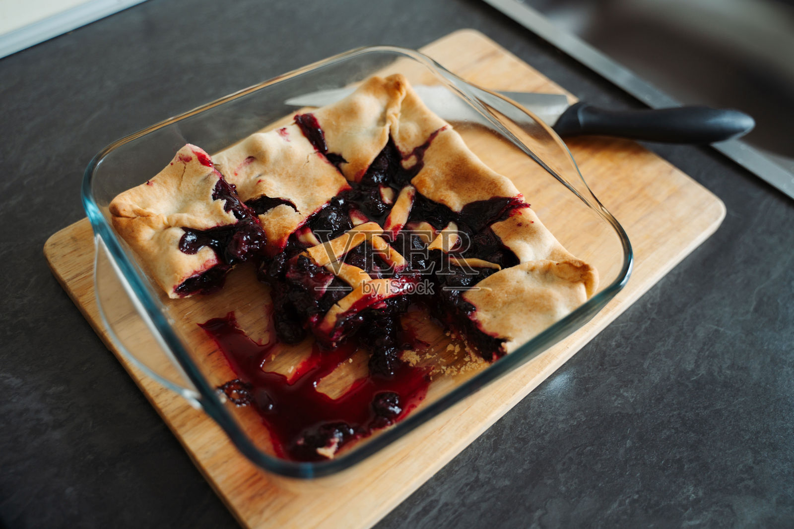 切好的蓝莓派放在玻璃盘中照片摄影图片