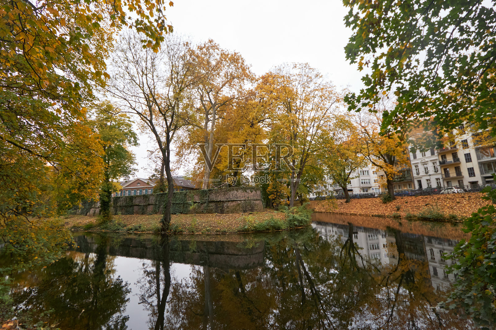 运河旁的秋日倒影照片摄影图片