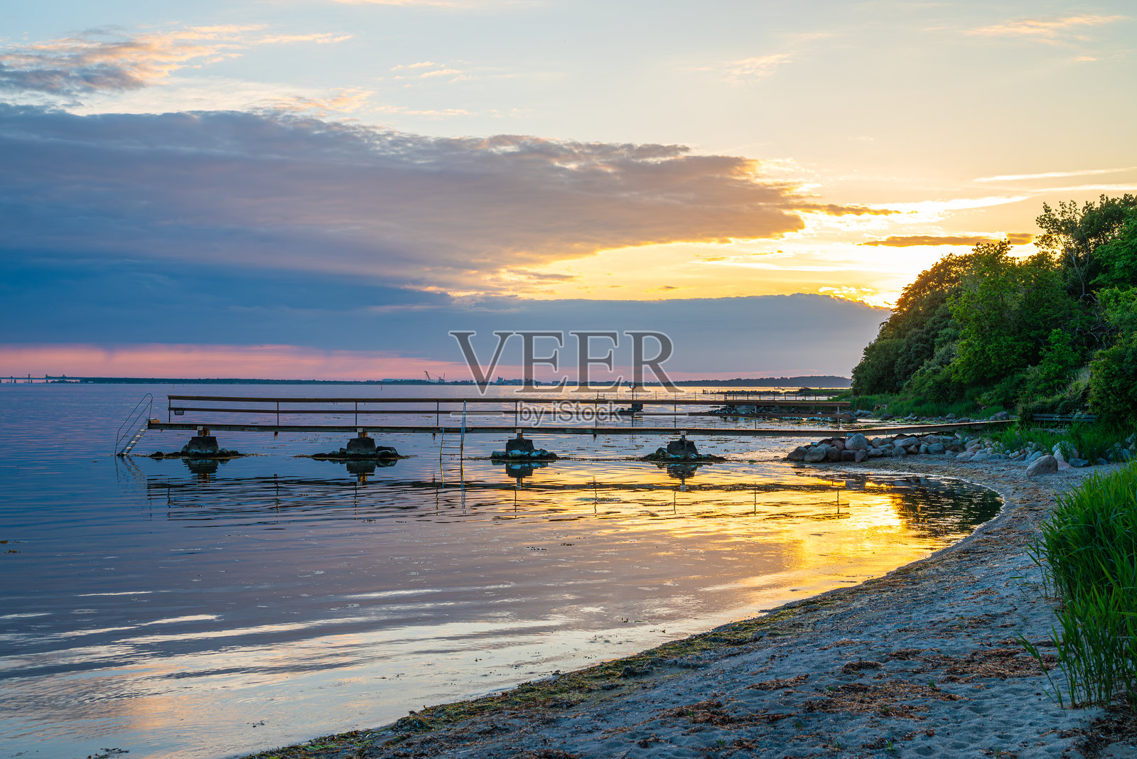 丹麦巴克博勒海滩的日落景色照片摄影图片