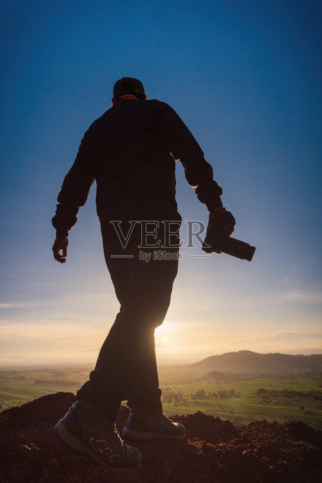 日出时分山上的摄影师剪影照片摄影图片