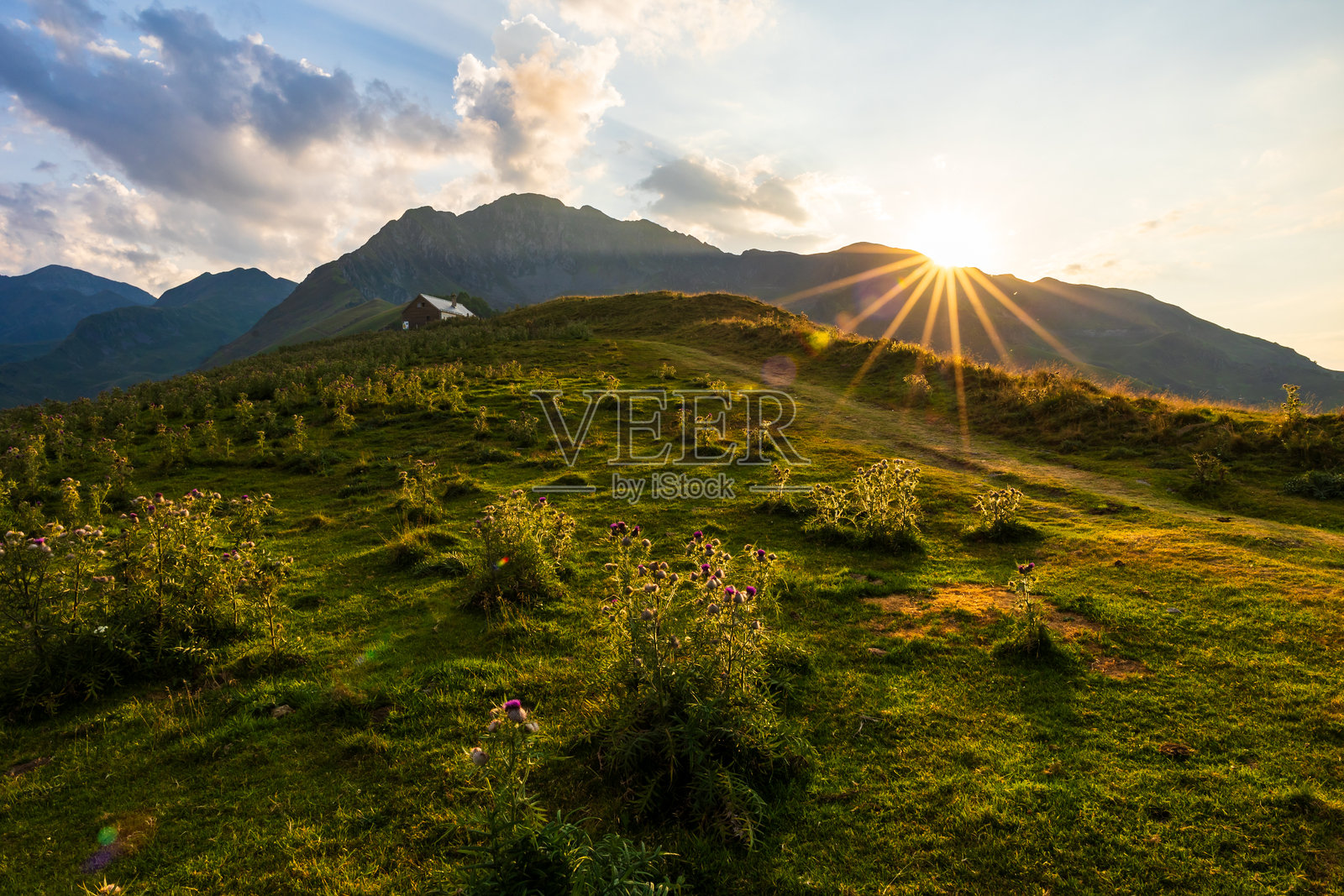 在超级巴涅尔高原的GR10步道上的日落照片摄影图片