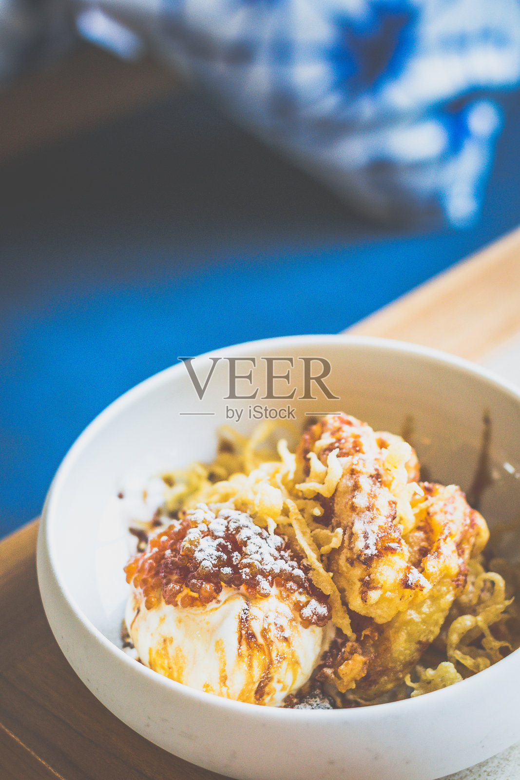 天妇罗香蕉（油炸香蕉，黑糖，椰糖，椰子冰淇淋，西米）照片摄影图片