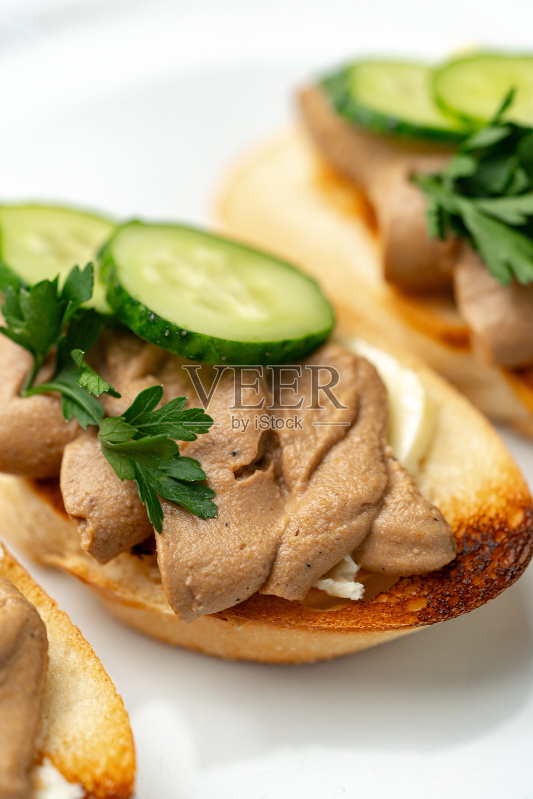 咸味小点心，上面放有奶油涂抹和黄瓜片，搭配烤面包，适合休闲聚会。照片摄影图片