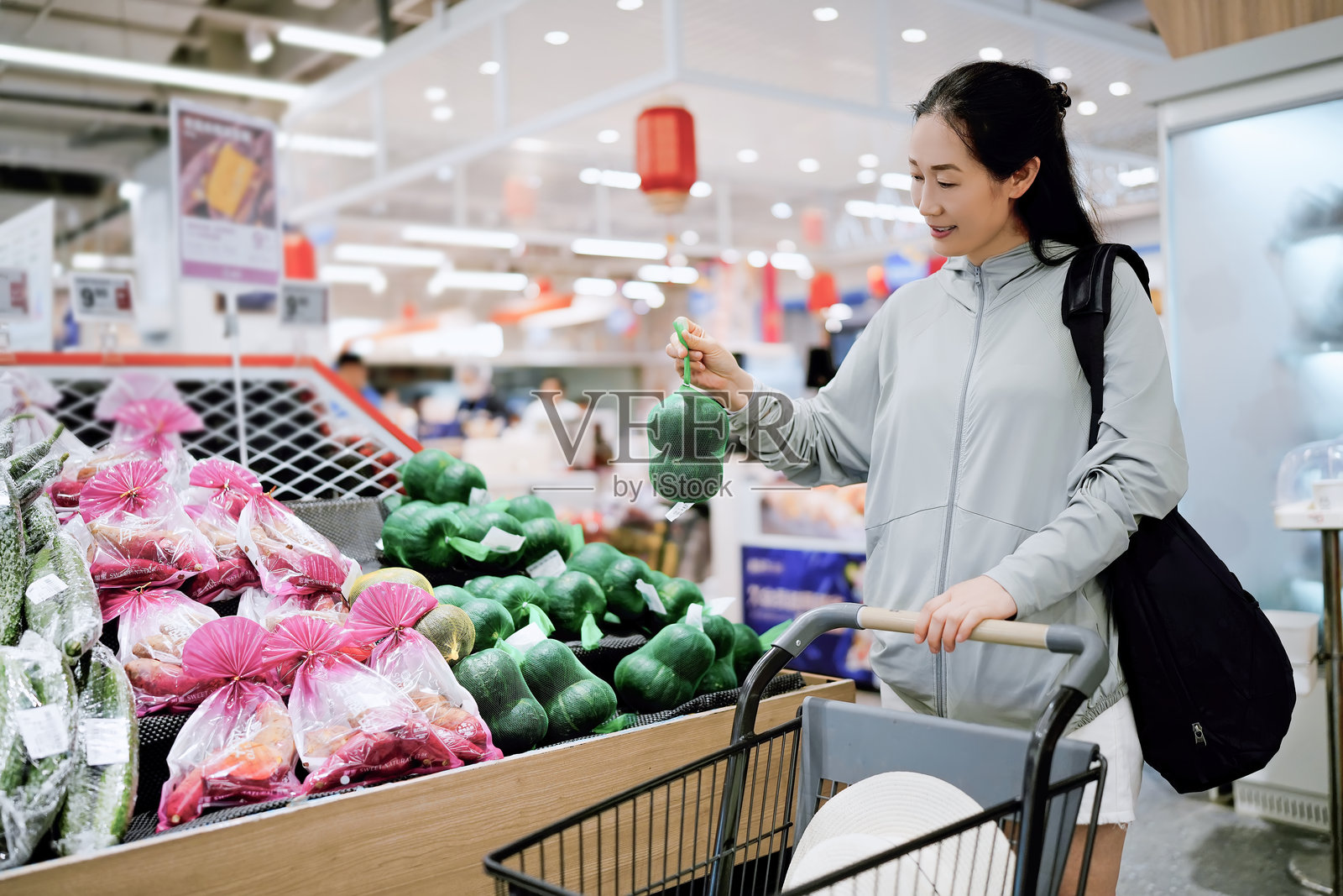 快乐的女性在超市购买新鲜农产品照片摄影图片