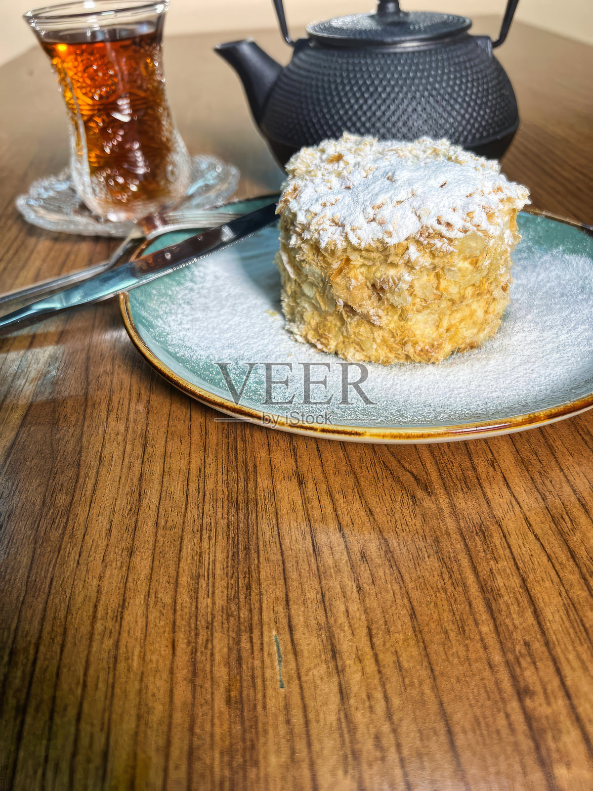 木桌上的粉状蛋糕和茶照片摄影图片