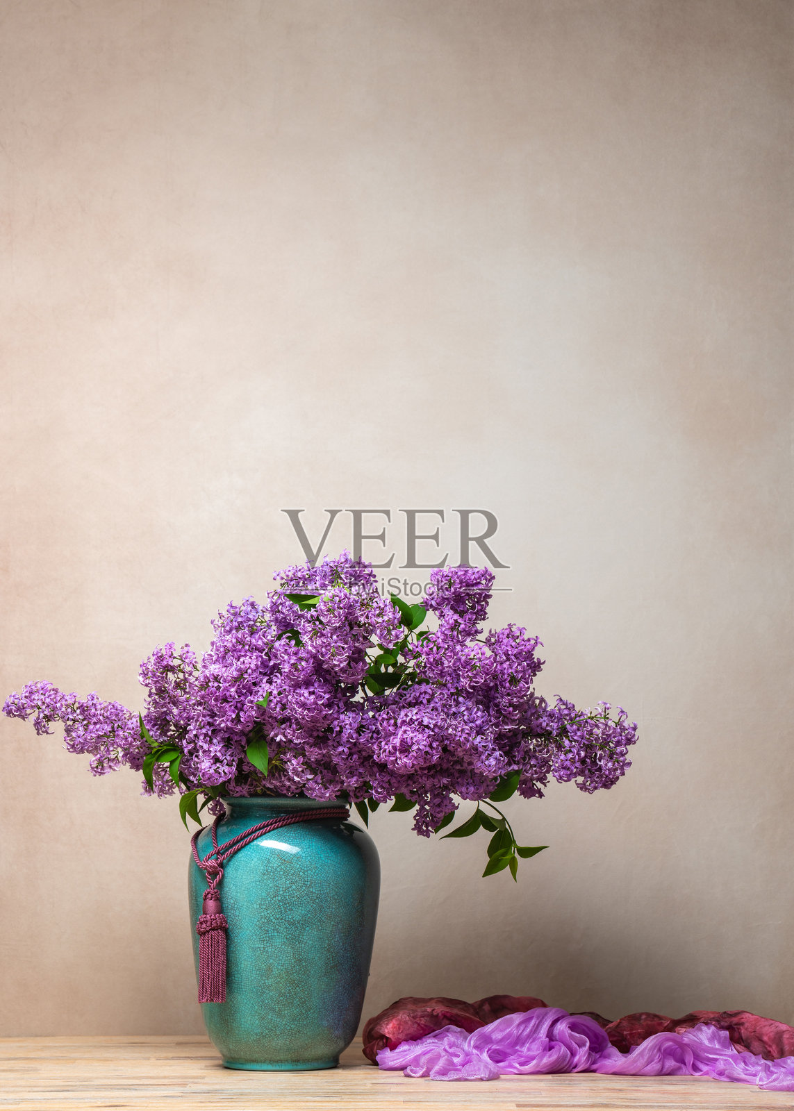 盛开的紫丁香大花束放在土耳其风格的花瓶中。紫色花朵的色调营造出细腻的画面。背景明亮，突显了花束的新鲜与美丽。留白空间。照片摄影图片