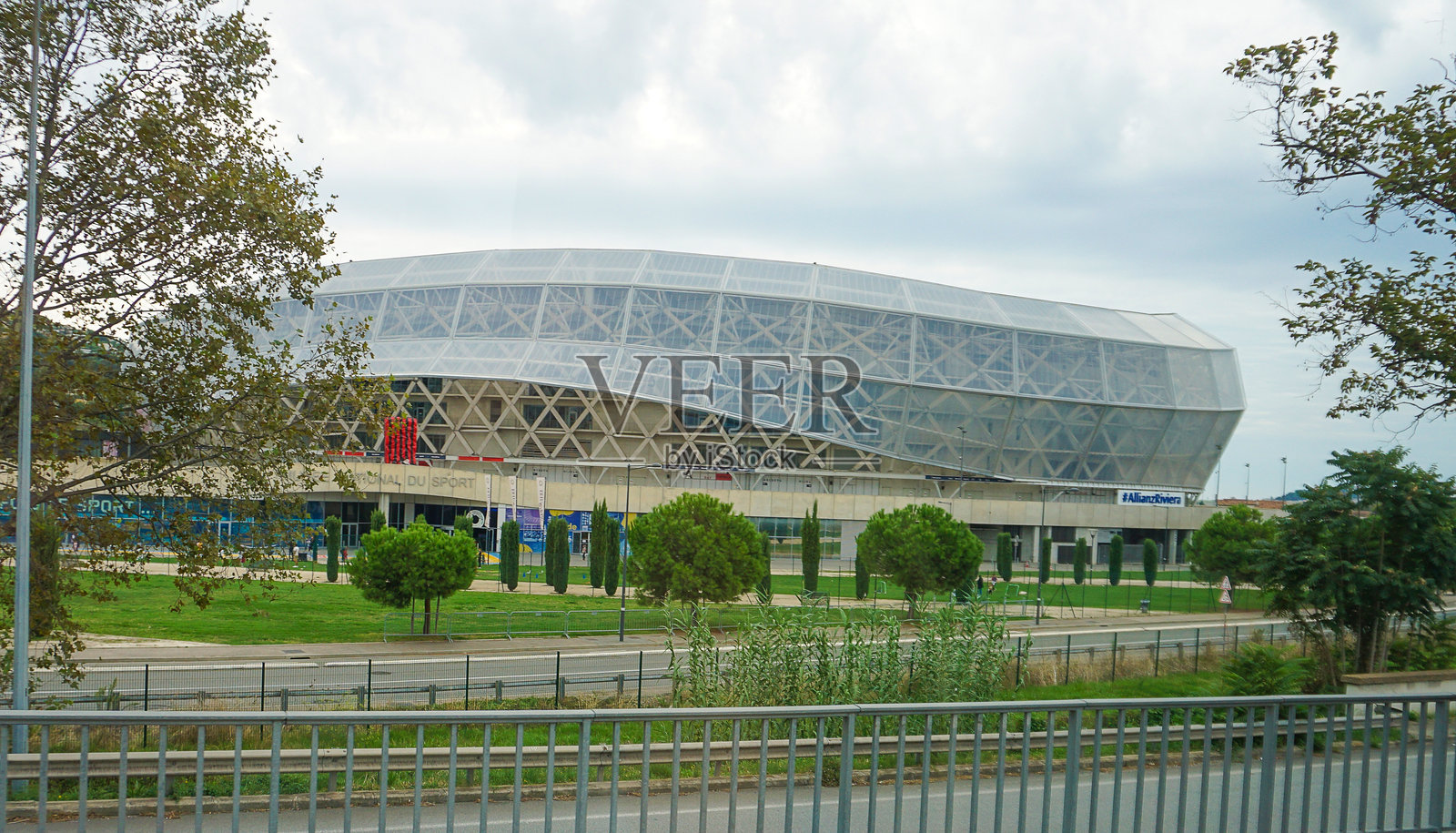 法国蔚蓝海岸尼斯的阿利安茨里维埃拉体育场外观。照片摄影图片