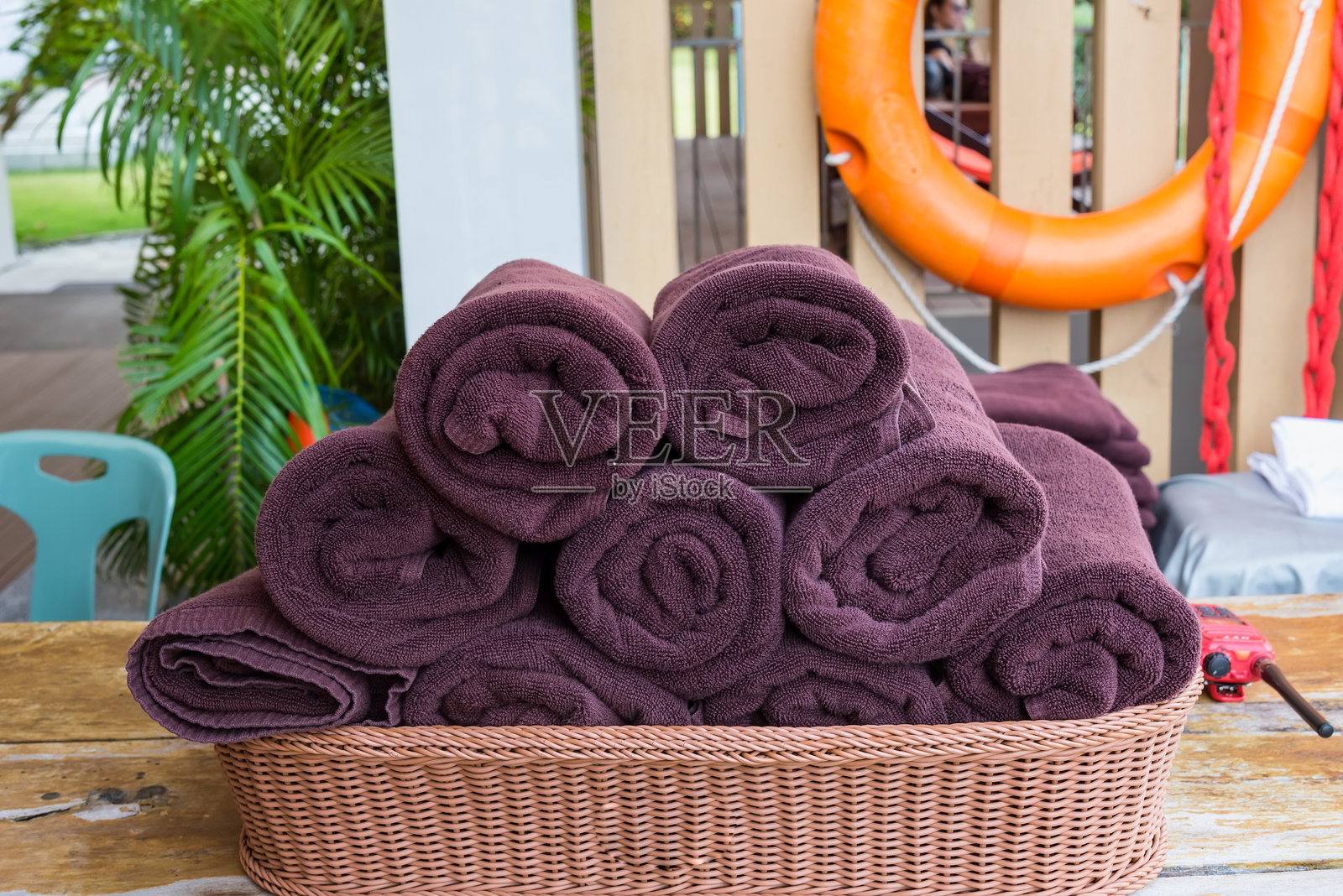 桌子上藤编篮子里的卷起毛巾照片摄影图片