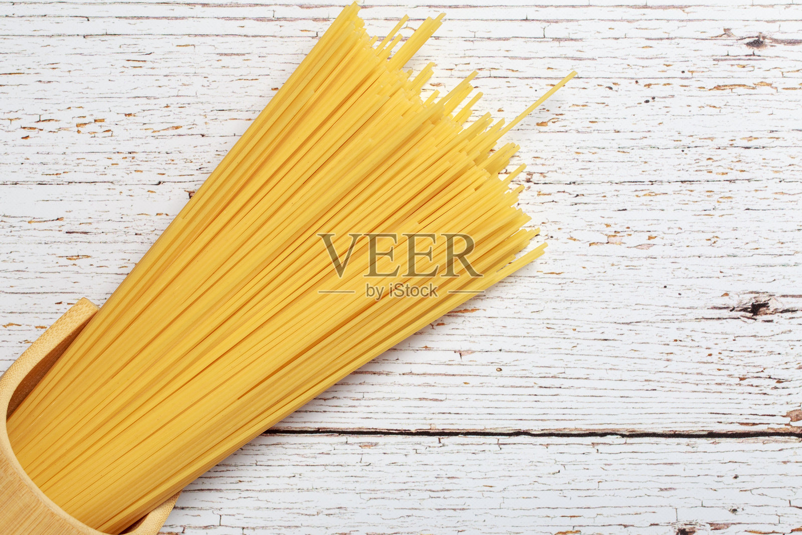 高角度视图的意大利面在桌子上照片摄影图片