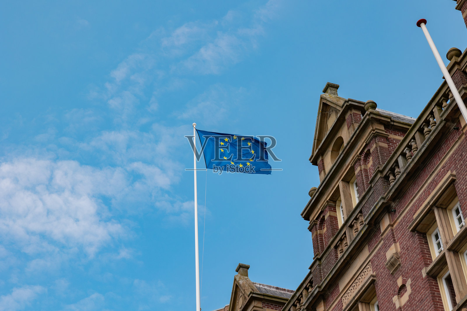 海牙一座古老历史建筑顶部的欧盟旗帜。照片摄影图片