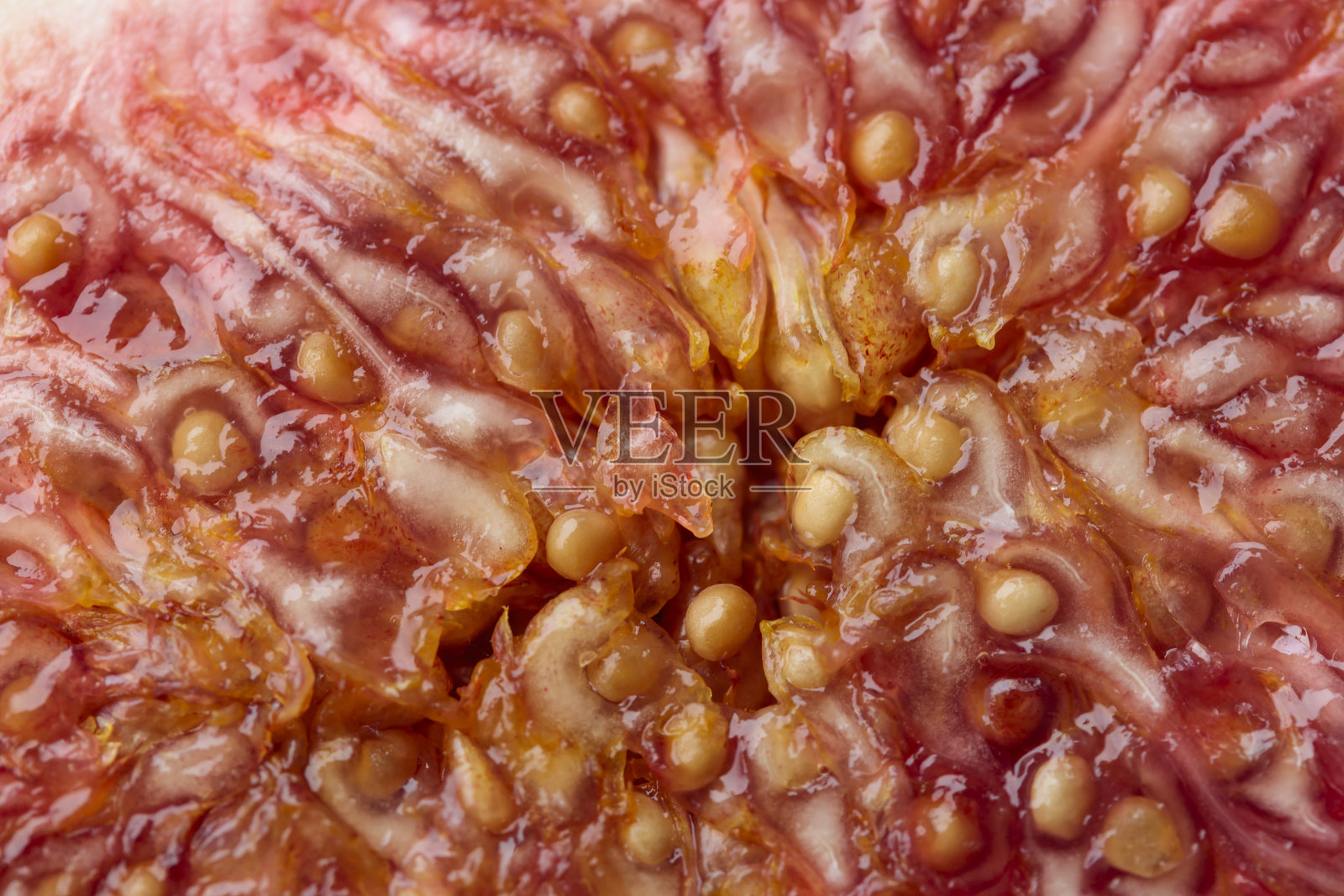 新鲜切开的无花果，色彩丰富的背景，俯视图，热带水果的特写纹理照片摄影图片