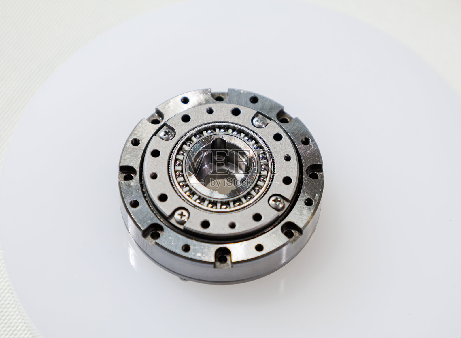 白色背景上的汽车零件照片摄影图片