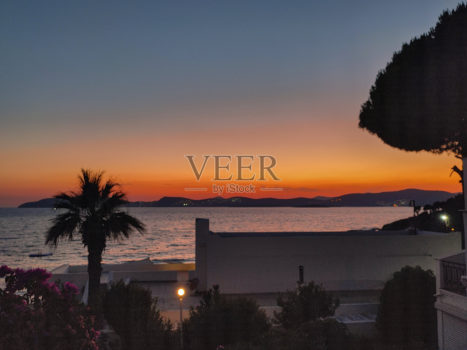 土耳其穆拉省博德鲁姆吉尔库克海岸的传统土耳其夏季别墅，配有游泳池。照片摄影图片