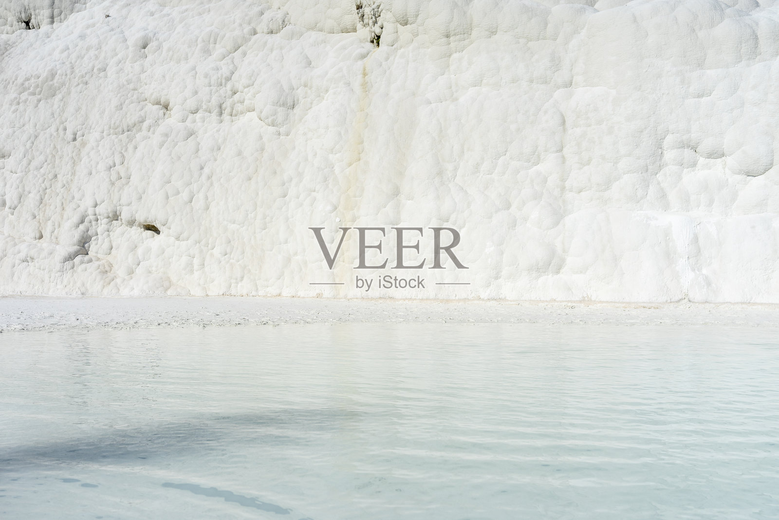 帕穆克卡莱的石灰泉是土耳其最著名的旅游胜地。照片摄影图片