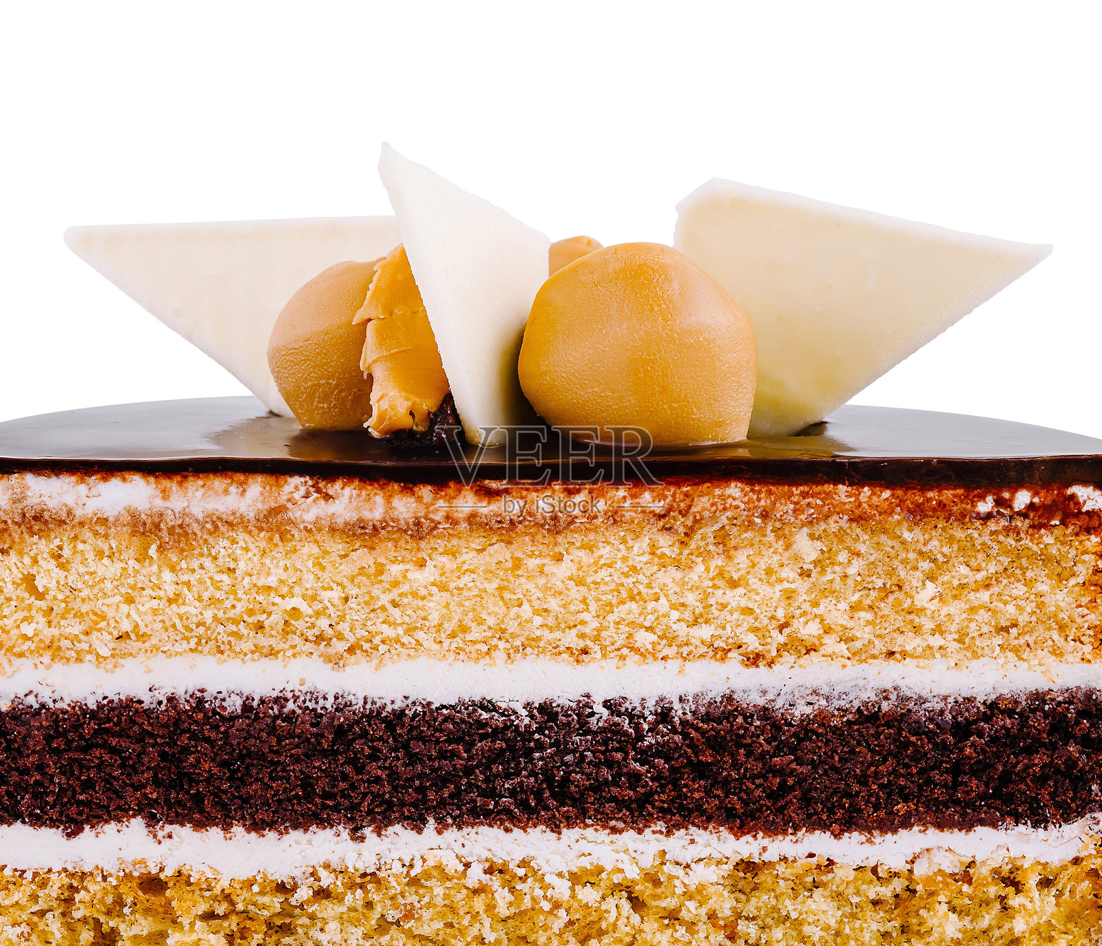 美味的巧克力蛋糕，上面装饰有焦糖和白巧克力照片摄影图片