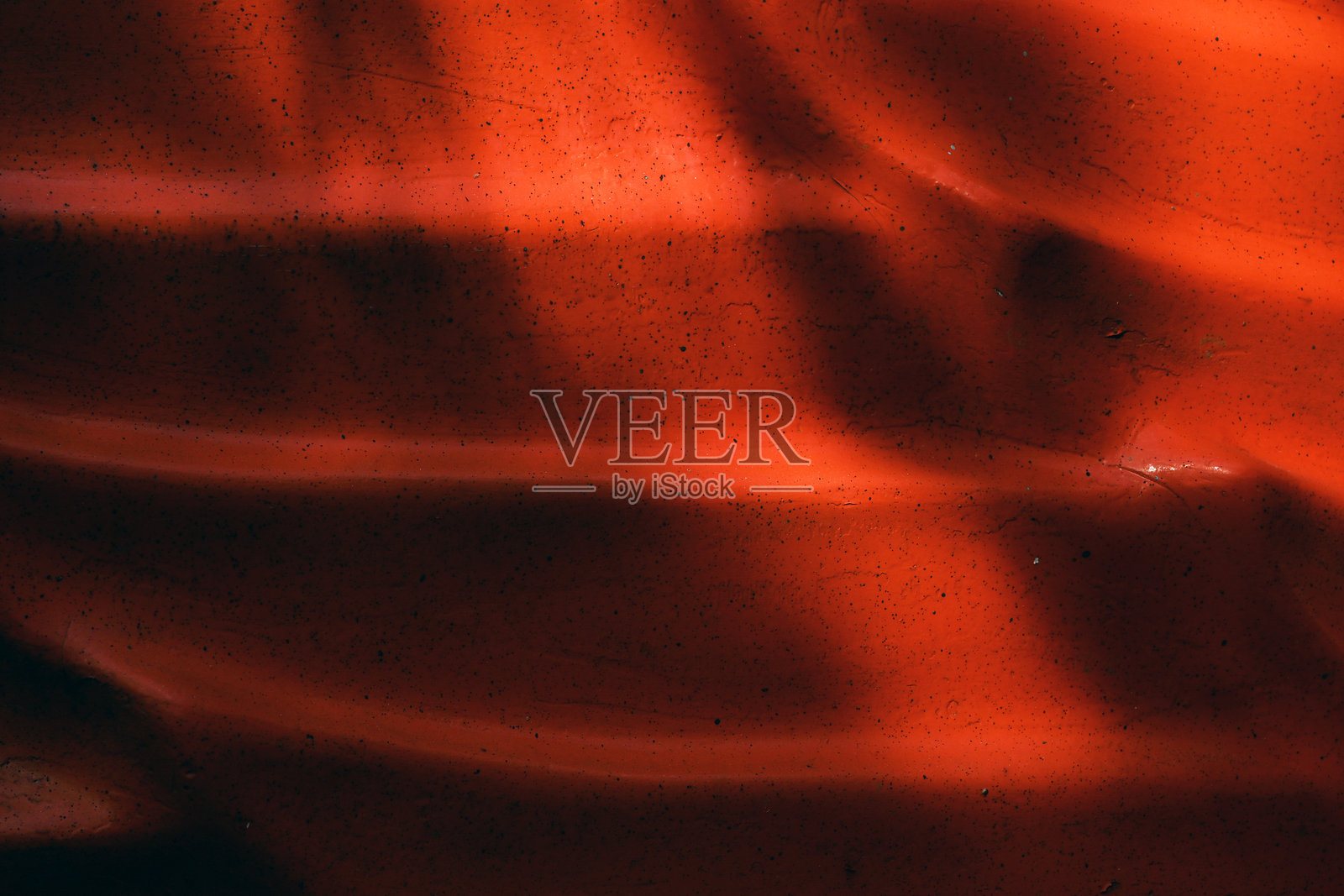 红橙色玻璃纤维纹理背景暴露在阳光下。照片摄影图片