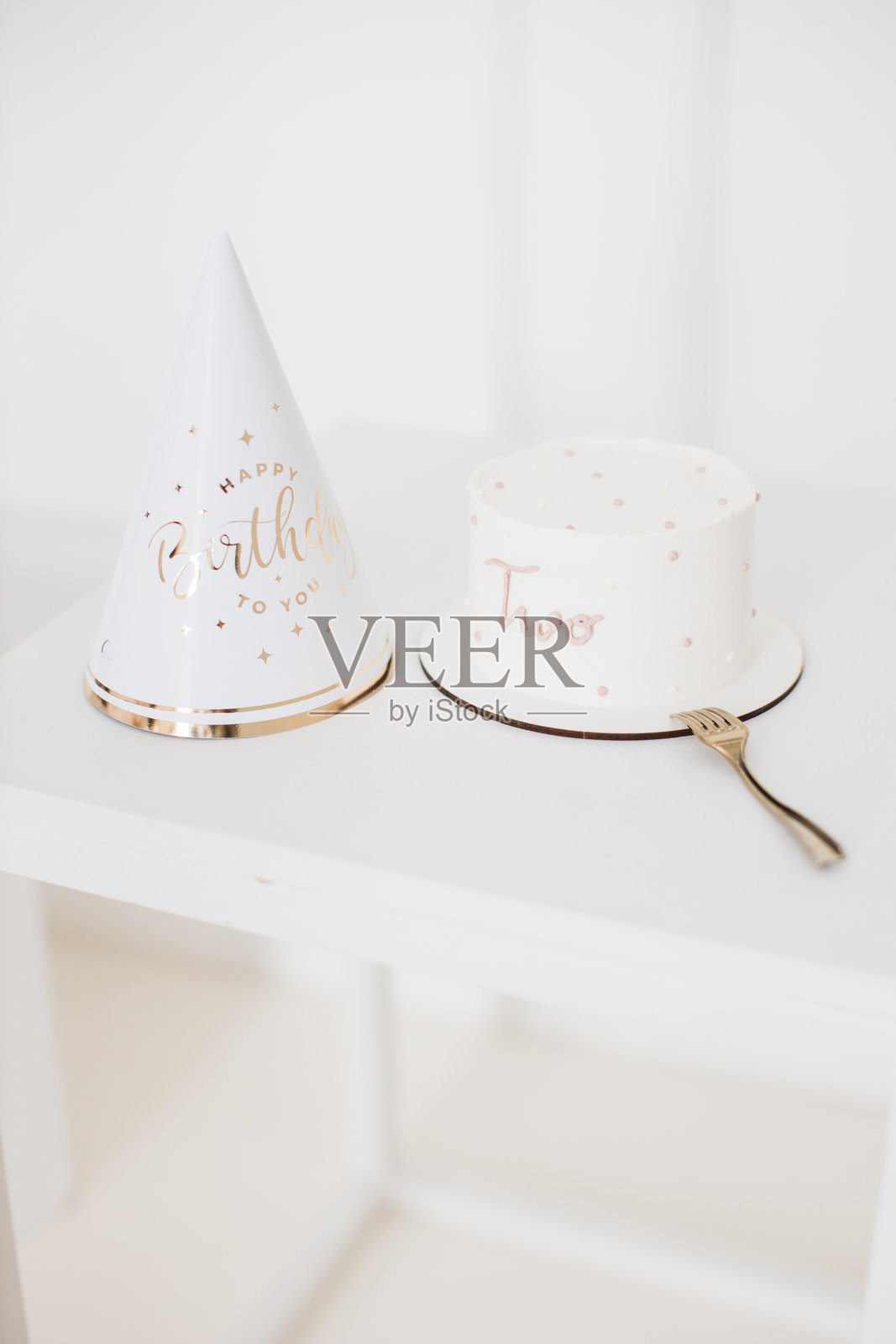 二岁生日庆祝活动，蛋糕和派对帽子照片摄影图片