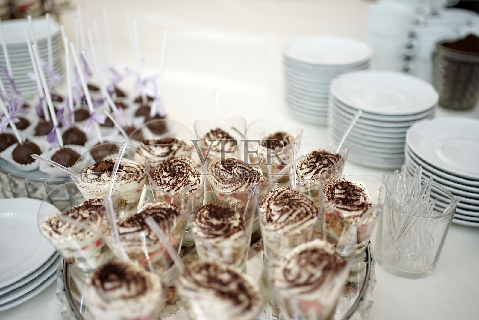 自助餐桌上的甜巧克力撒粉慕斯。照片摄影图片