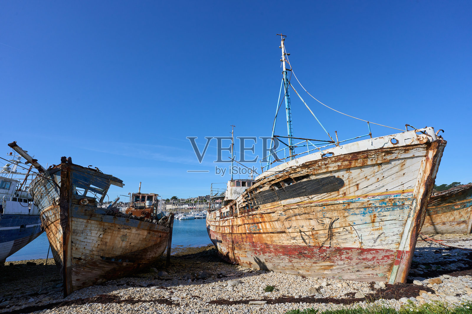 布列塔尼法国的生锈船只残骸照片摄影图片