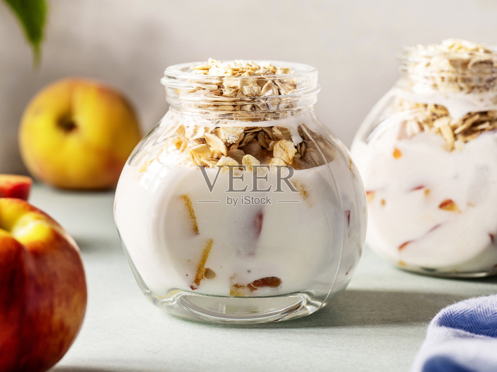 果仁麦片和酸奶搭配新鲜水果，装在罐子里。自制果仁麦片与酸奶和新鲜水果。照片摄影图片