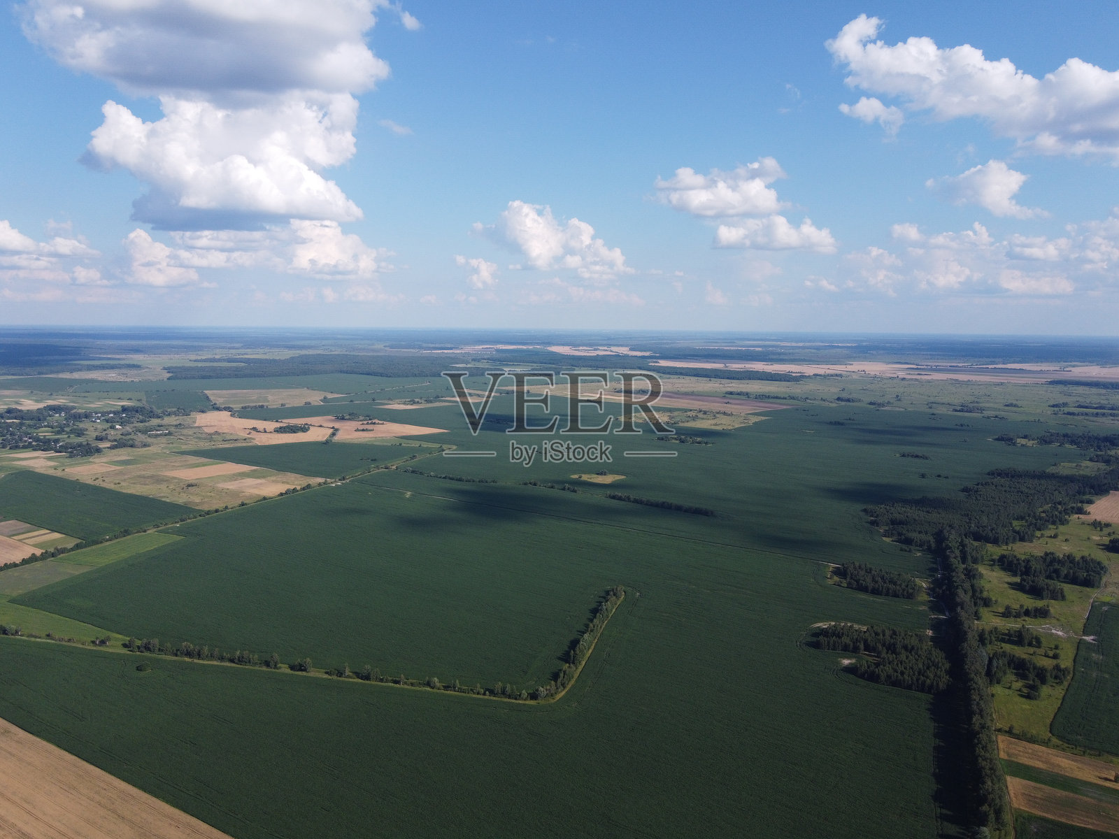 美丽的农业风景，开阔的田野与蓝天白云。鸟瞰农田。照片摄影图片