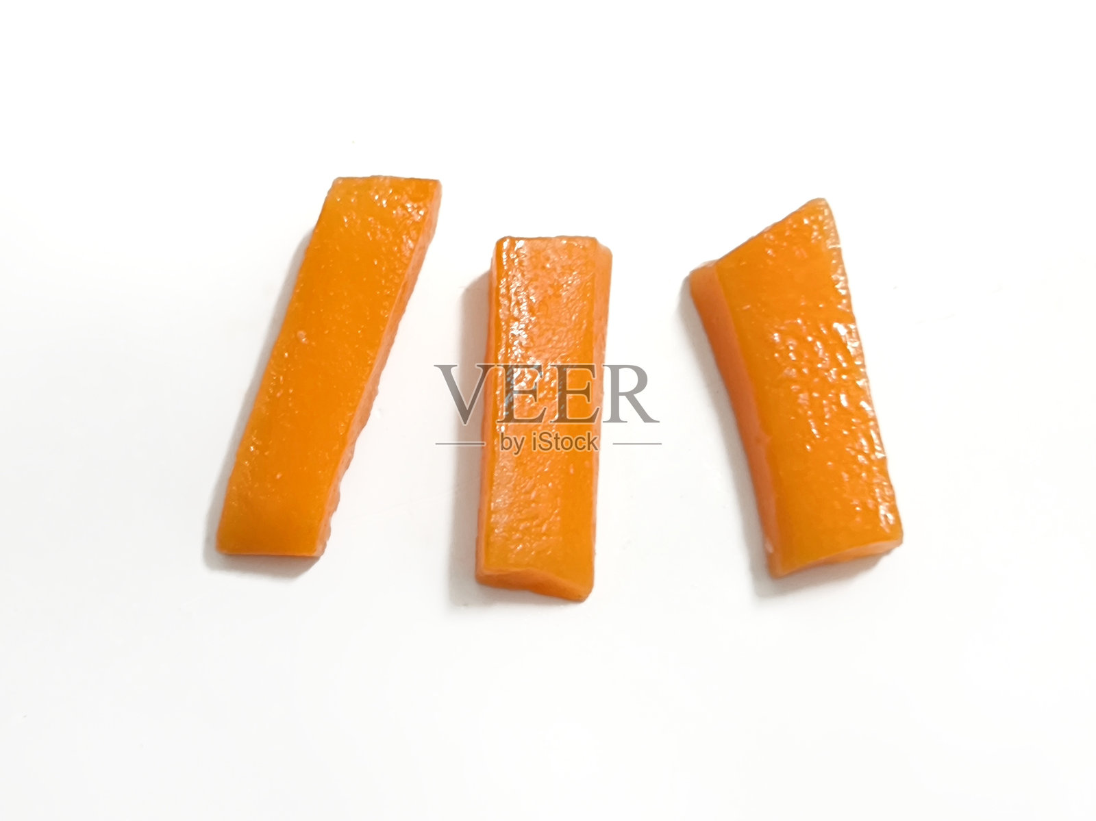 白色背景上的煮胡萝卜条。 有机蔬菜照片摄影图片