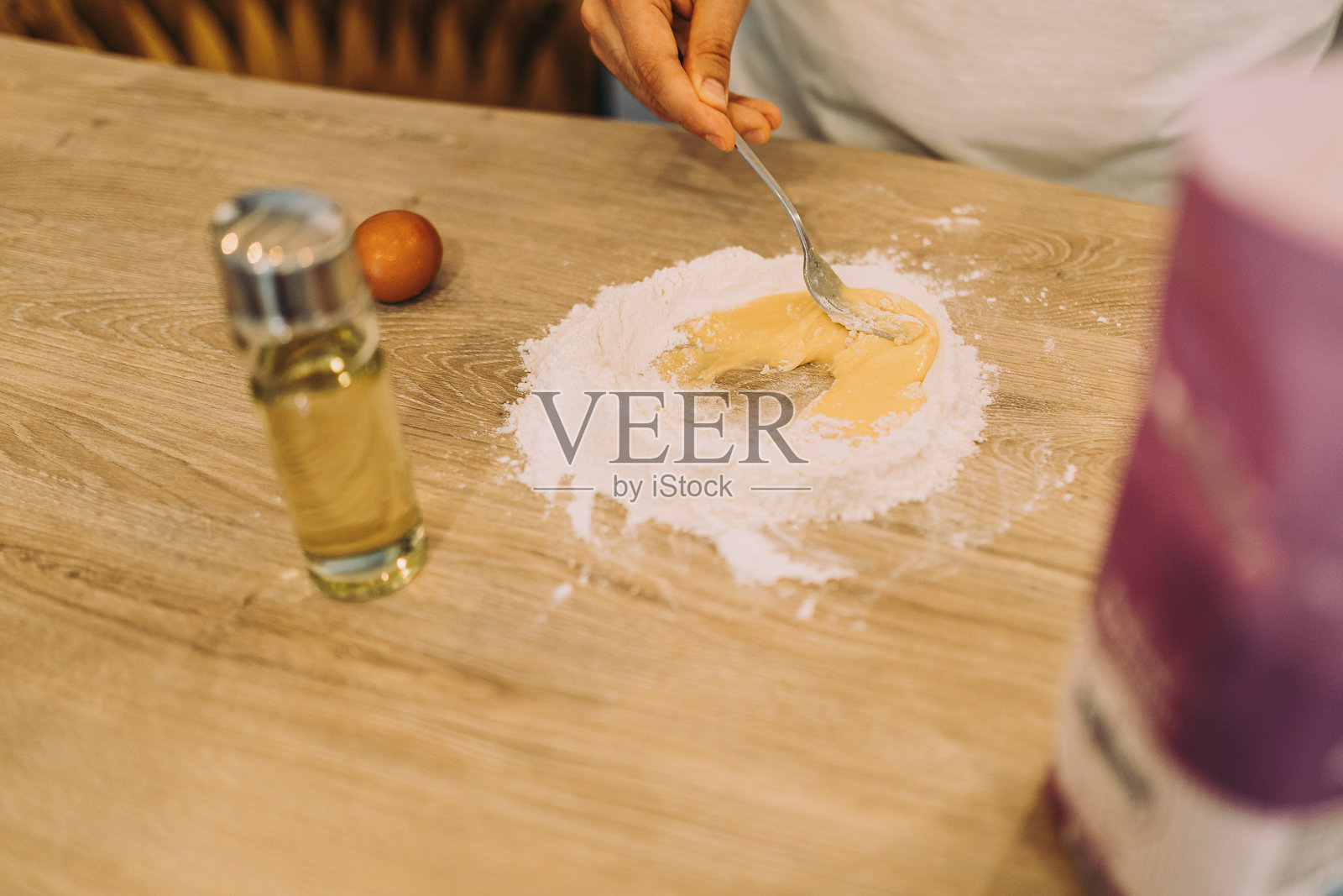 为自制意大利面团打鸡蛋照片摄影图片