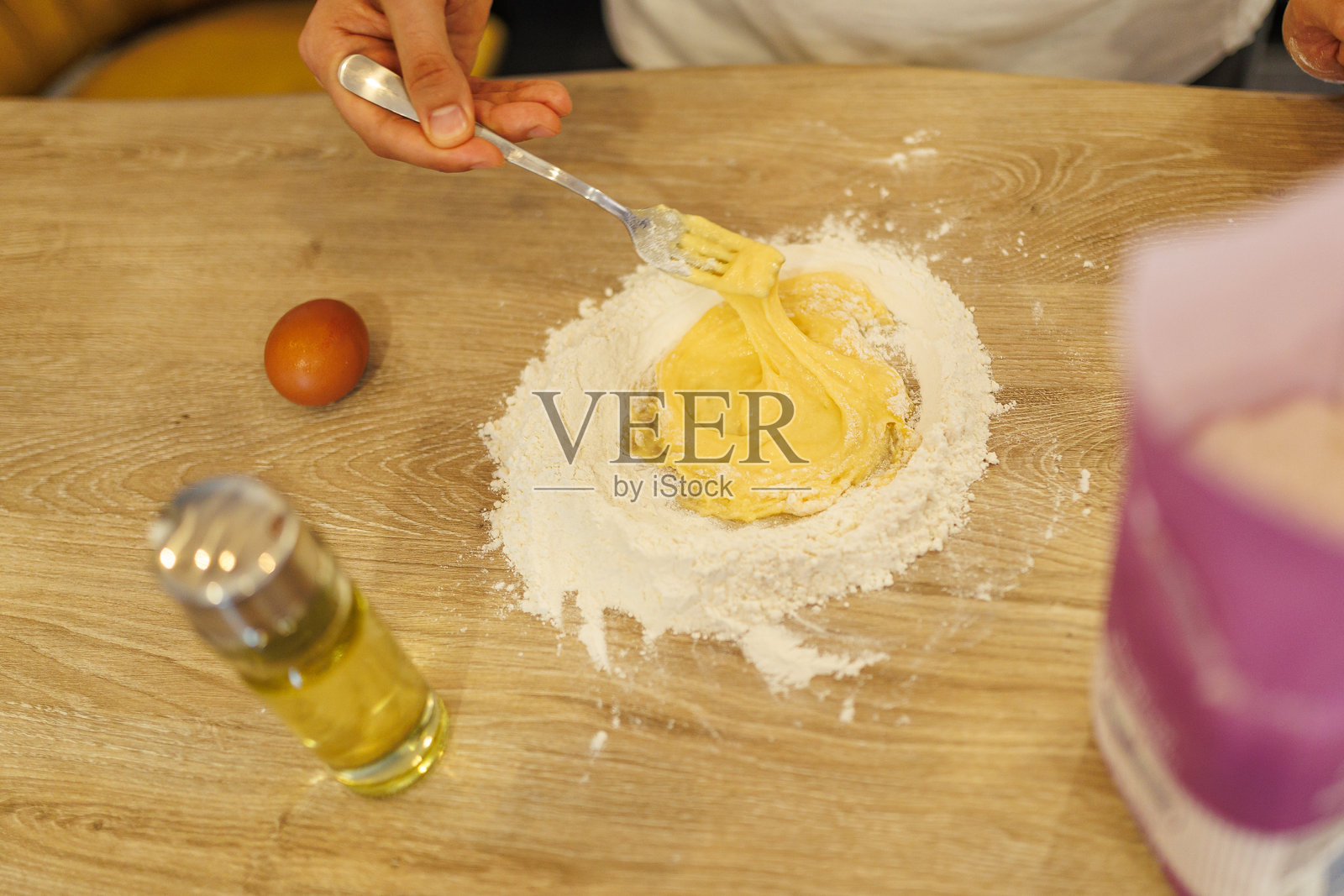 为自制意大利面团打鸡蛋照片摄影图片