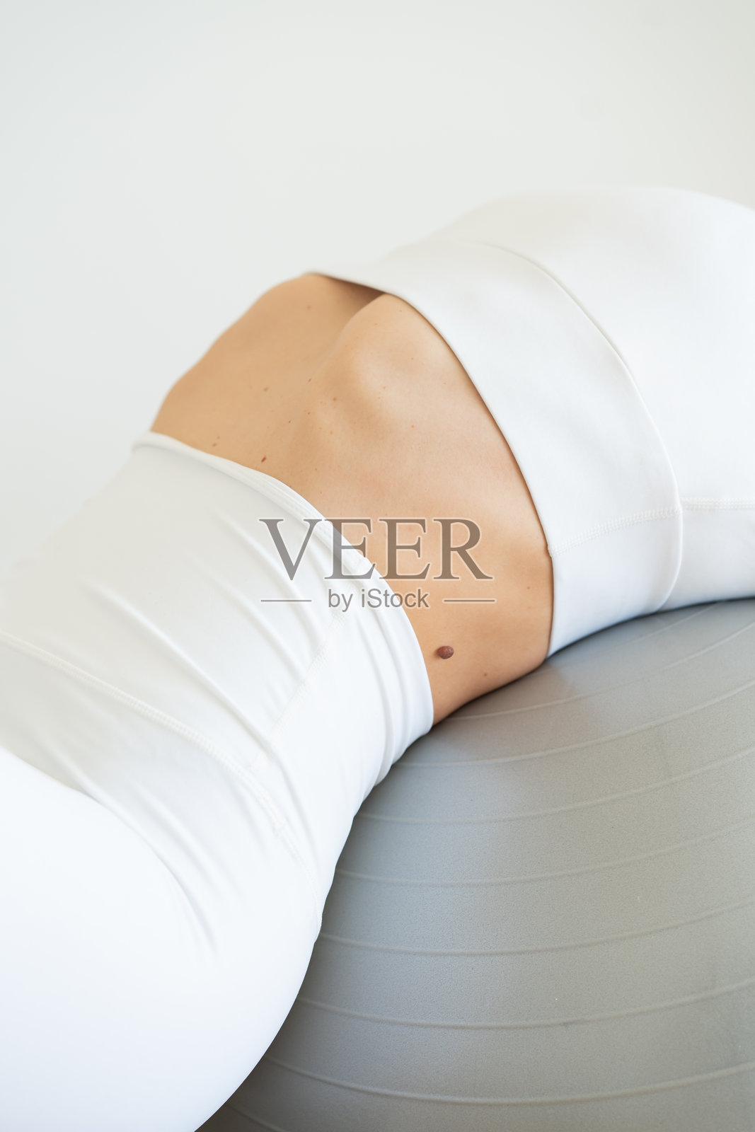 年轻女子在做家庭健身，普拉提照片摄影图片