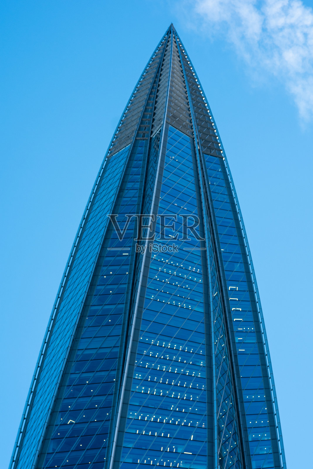 拉赫塔中心摩天大楼的顶部映衬着夜空照片摄影图片