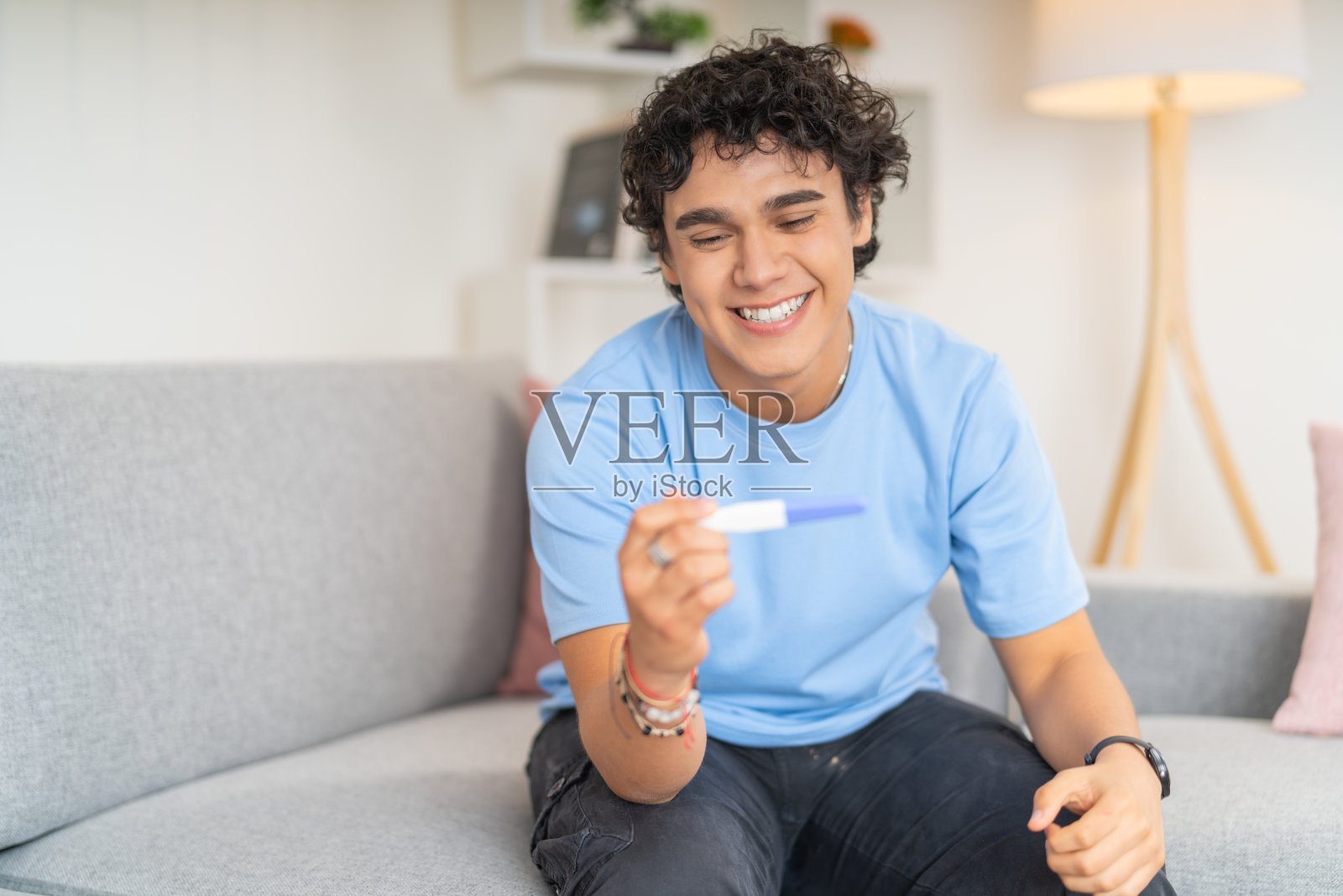 一个快乐的男人在看验孕结果照片摄影图片